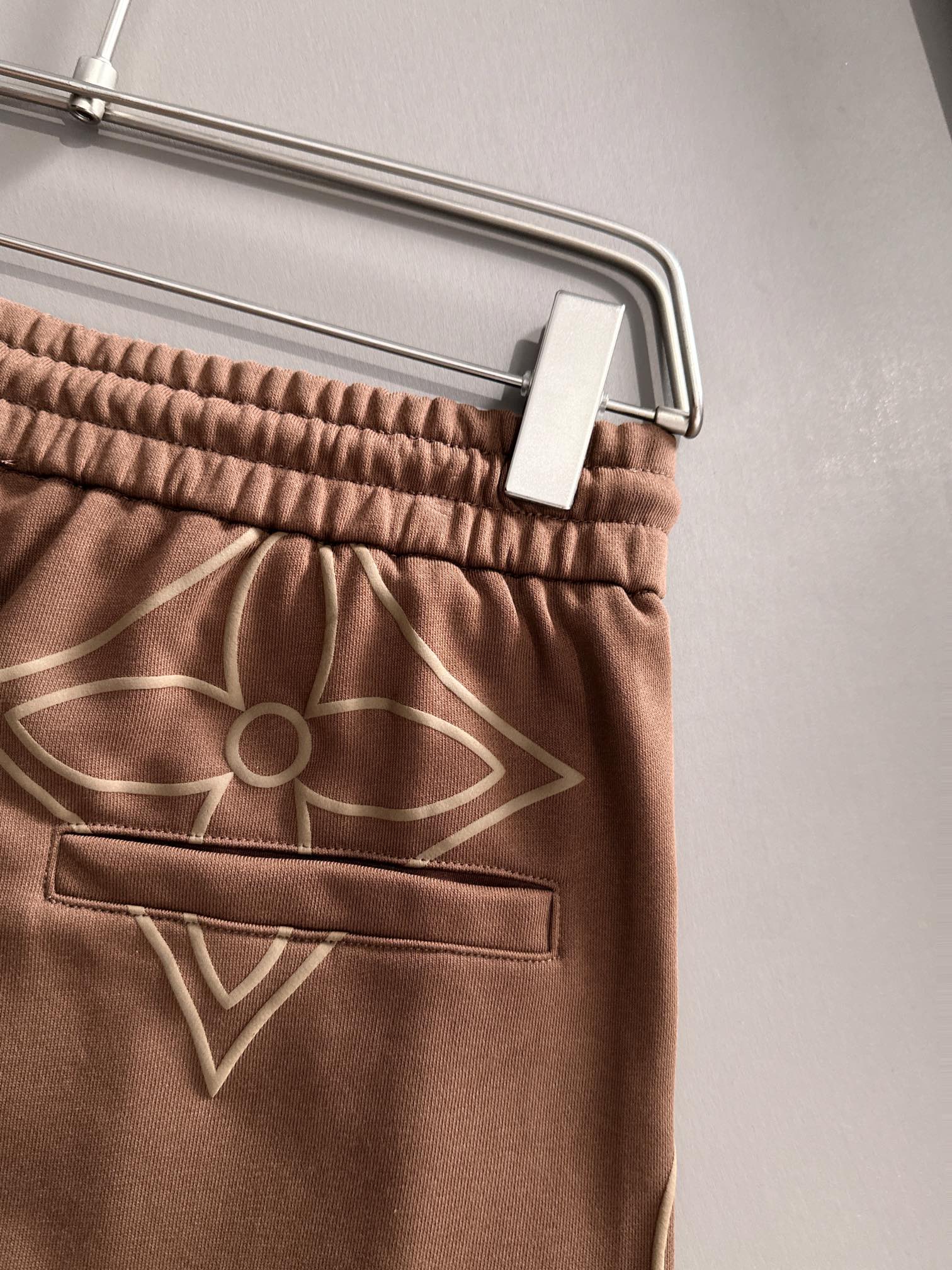 LV 驴家 2026新款 轻奢主义 植绒四叶草logo 男女日常通勤 穿搭必备 休闲短裤·定制毛圈面料·