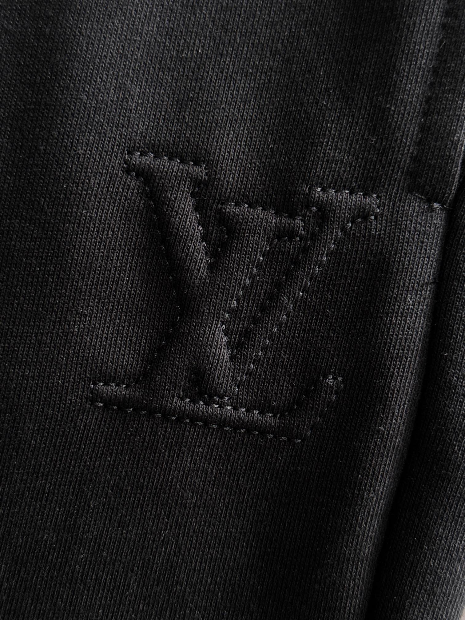 LV 驴家 20266新款 轻奢主义 凹凸字母logo 植绒四叶草字母 男女日常通勤穿搭必备 休闲短裤·