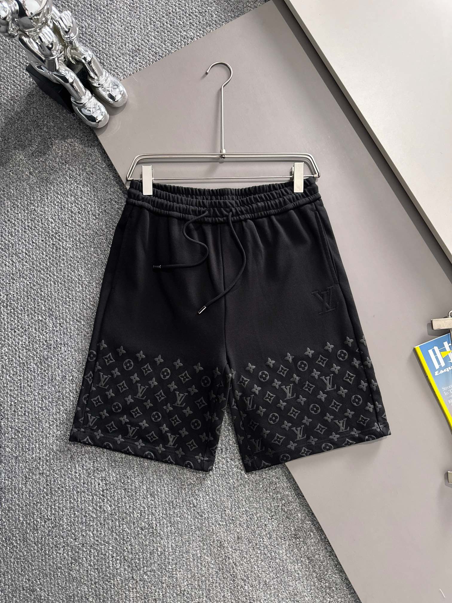 LV 驴家 20266新款 轻奢主义 凹凸字母logo 植绒四叶草字母 男女日常通勤穿搭必备 休闲短裤·