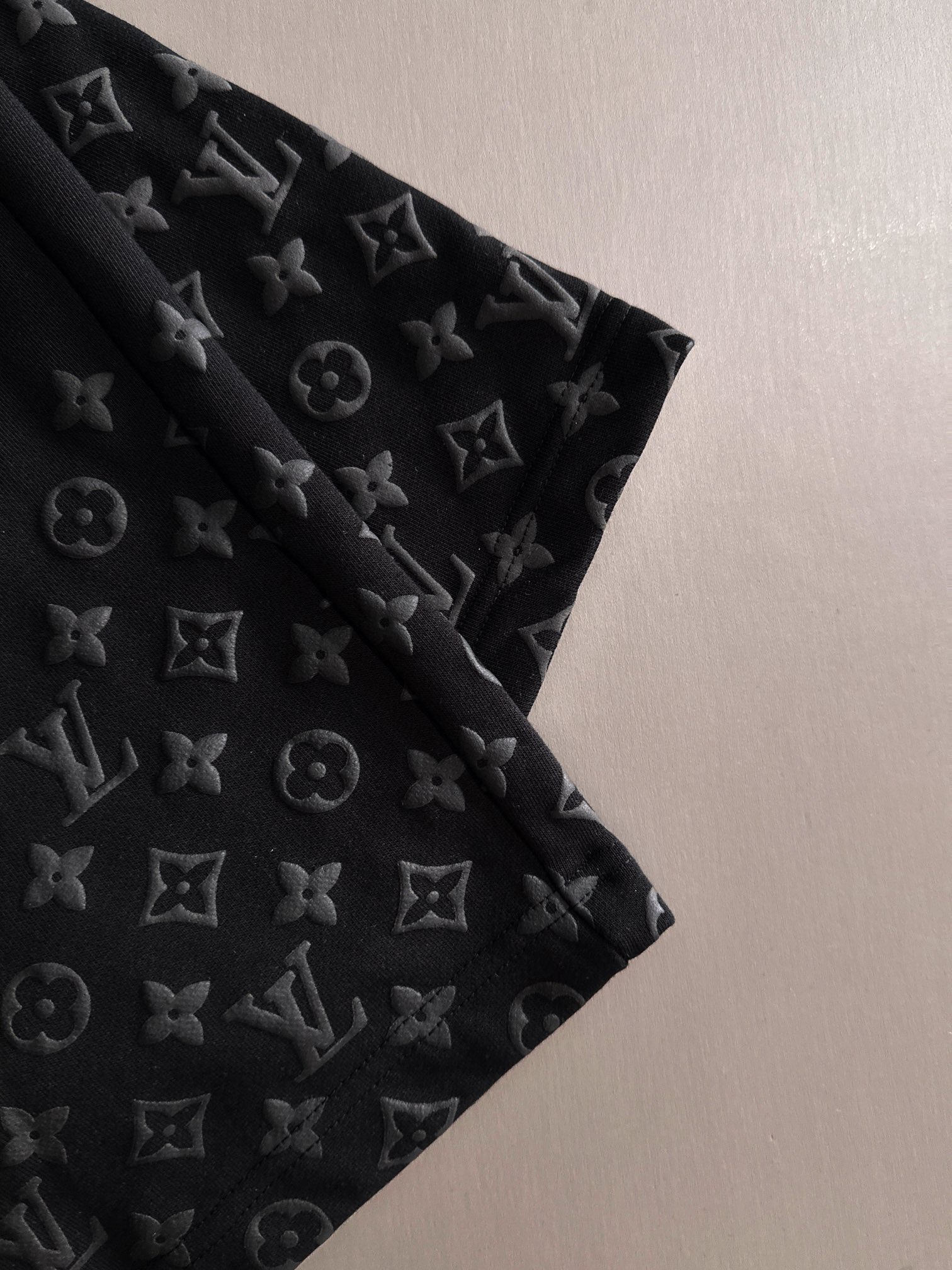 LV 驴家 20266新款 轻奢主义 凹凸字母logo 植绒四叶草字母 男女日常通勤穿搭必备 休闲短裤·