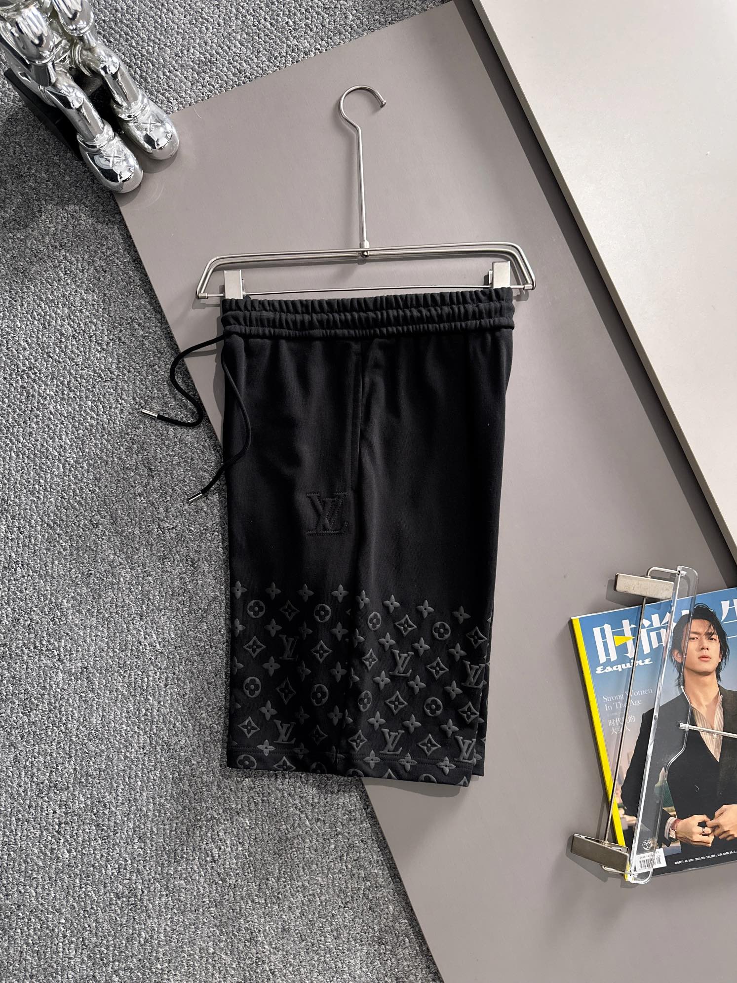 LV 驴家 20266新款 轻奢主义 凹凸字母logo 植绒四叶草字母 男女日常通勤穿搭必备 休闲短裤·