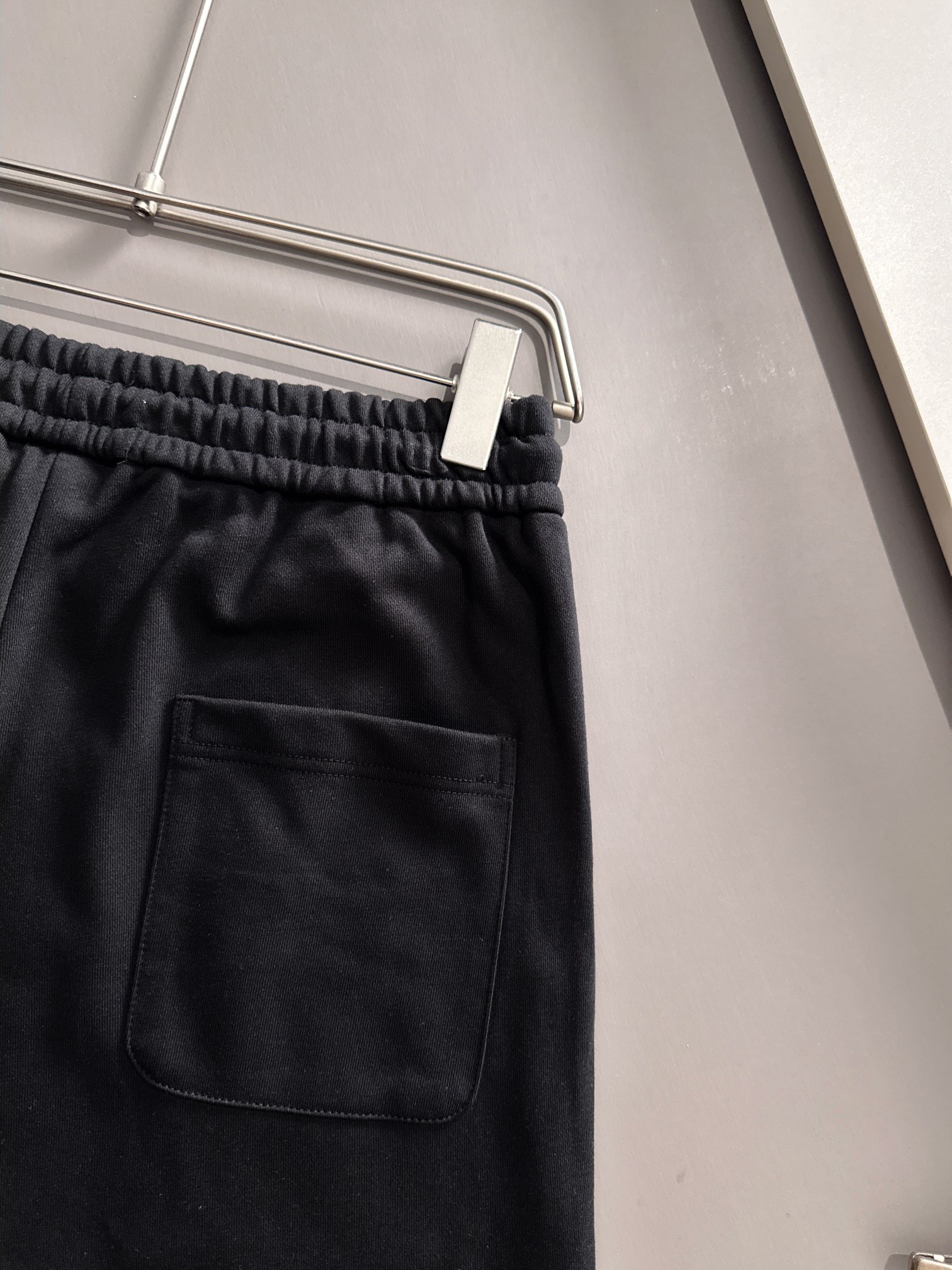 LV 驴家 20266新款 轻奢主义 凹凸字母logo 植绒四叶草字母 男女日常通勤穿搭必备 休闲短裤·