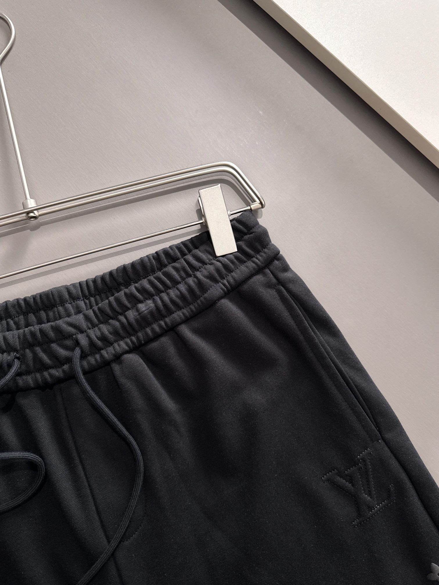 LV 驴家 20266新款 轻奢主义 凹凸字母logo 植绒四叶草字母 男女日常通勤穿搭必备 休闲短裤·