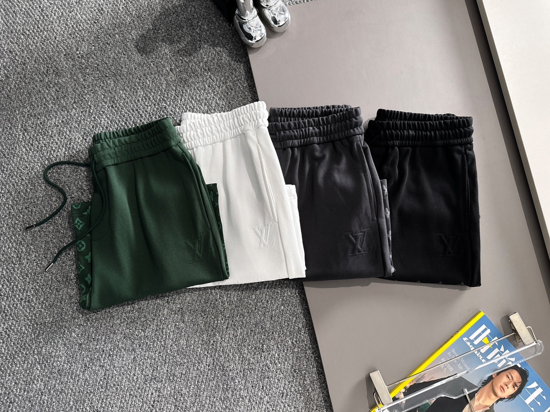 LV 驴家 2026新款 轻奢主义 凹凸字母logo 植绒四叶草字母 男女日常通勤穿搭必备 休闲短裤·定