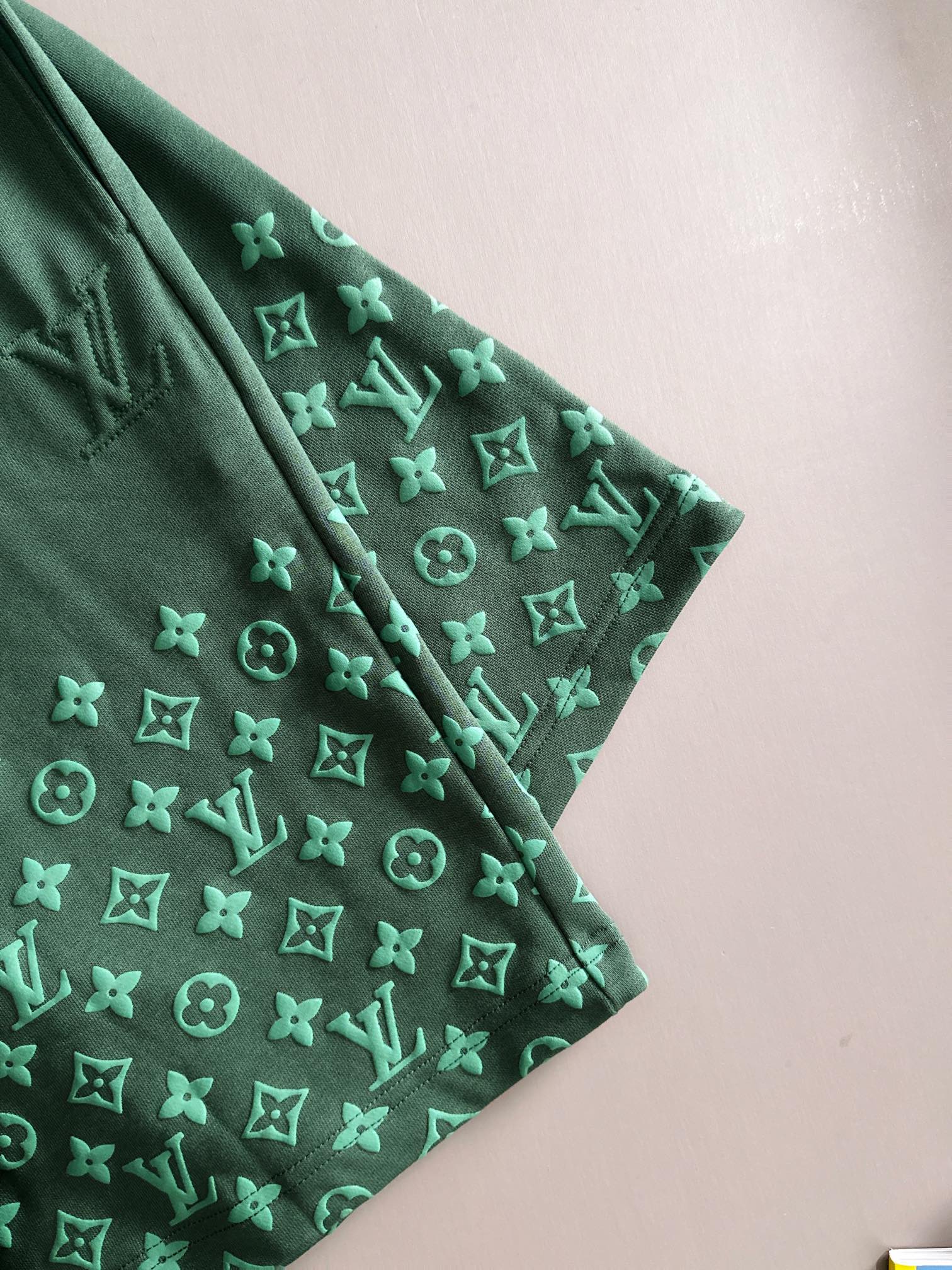 LV 驴家 2026新款 轻奢主义 凹凸字母logo 植绒四叶草字母 男女日常通勤穿搭必备 休闲短裤·定