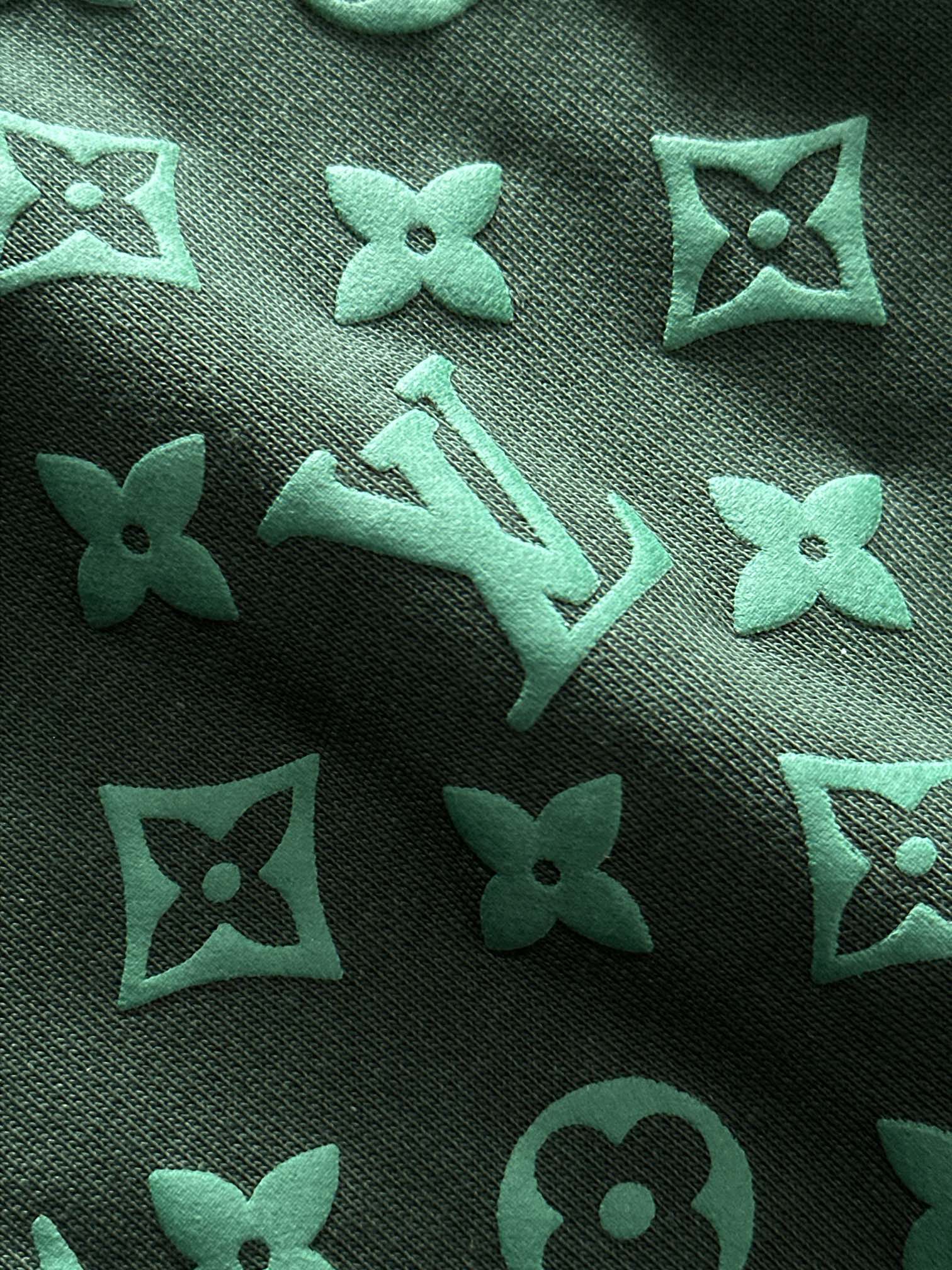 LV 驴家 2026新款 轻奢主义 凹凸字母logo 植绒四叶草字母 男女日常通勤穿搭必备 休闲短裤·定