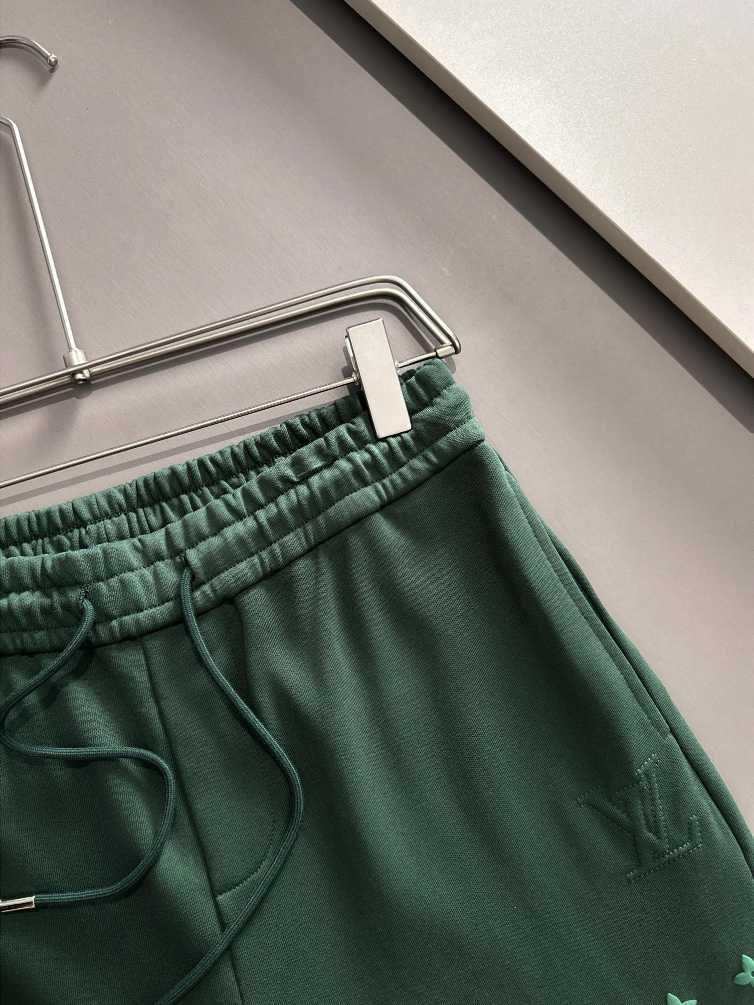 LV 驴家 2026新款 轻奢主义 凹凸字母logo 植绒四叶草字母 男女日常通勤穿搭必备 休闲短裤·定