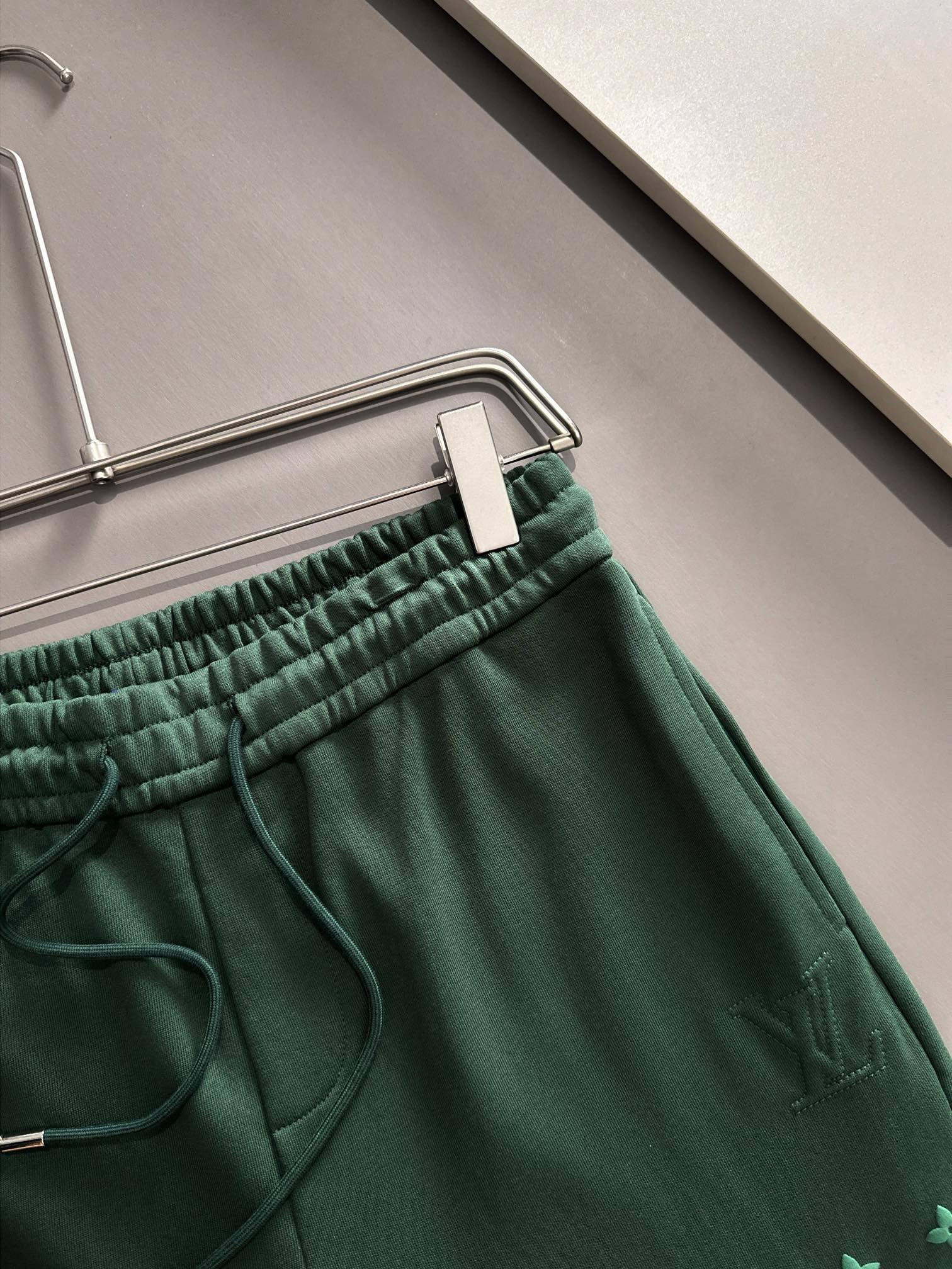 LV 驴家 2026新款 轻奢主义 凹凸字母logo 植绒四叶草字母 男女日常通勤穿搭必备 休闲短裤·定