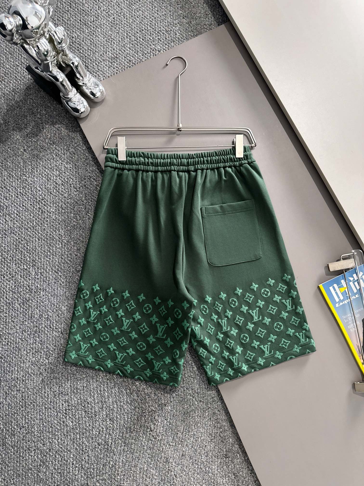 LV 驴家 2026新款 轻奢主义 凹凸字母logo 植绒四叶草字母 男女日常通勤穿搭必备 休闲短裤·定