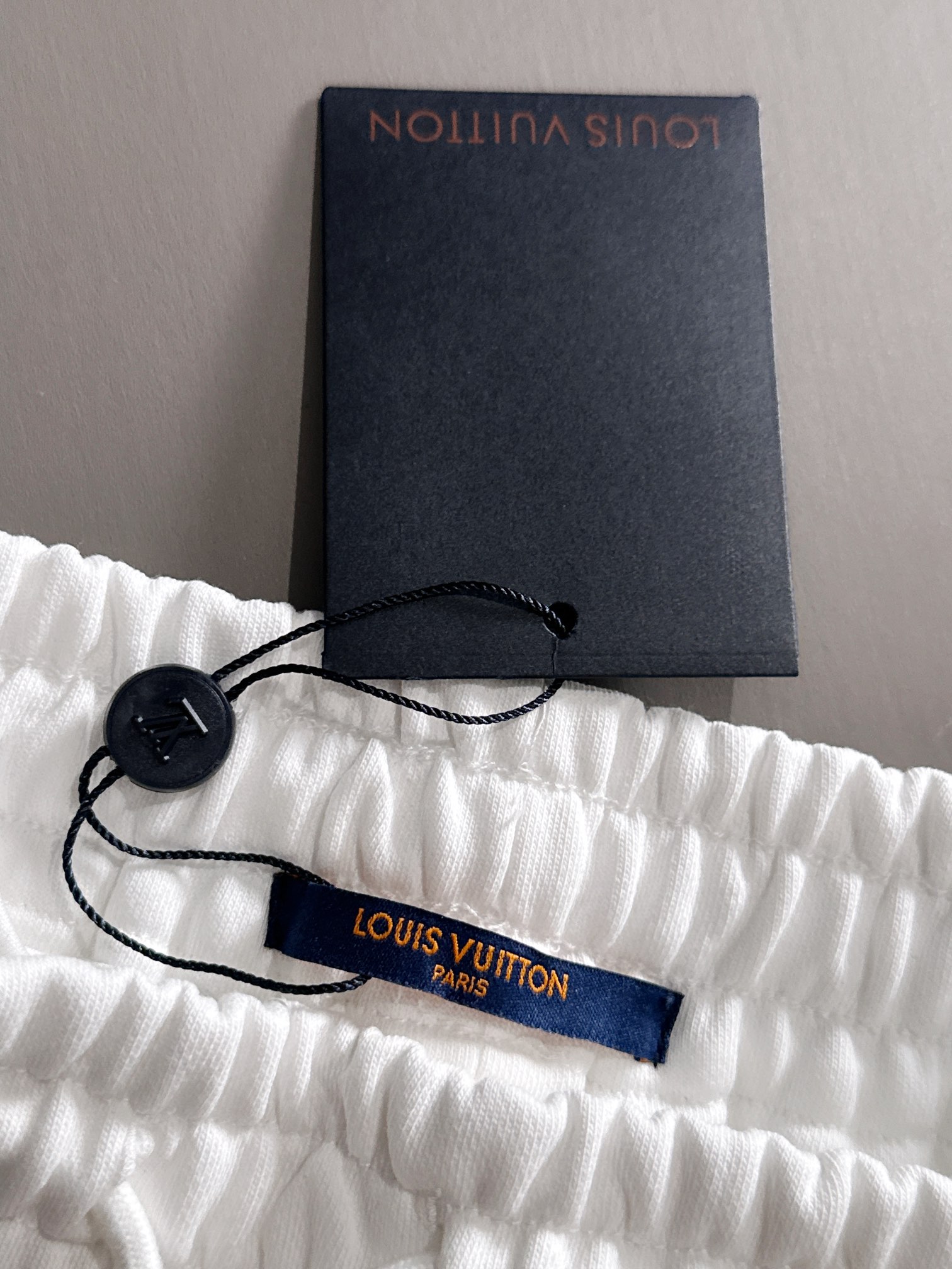 LV 驴家 2026新款 轻奢主义 凹凸字母logo 植绒四叶草字母 男女日常通勤穿搭必备 休闲短裤·定