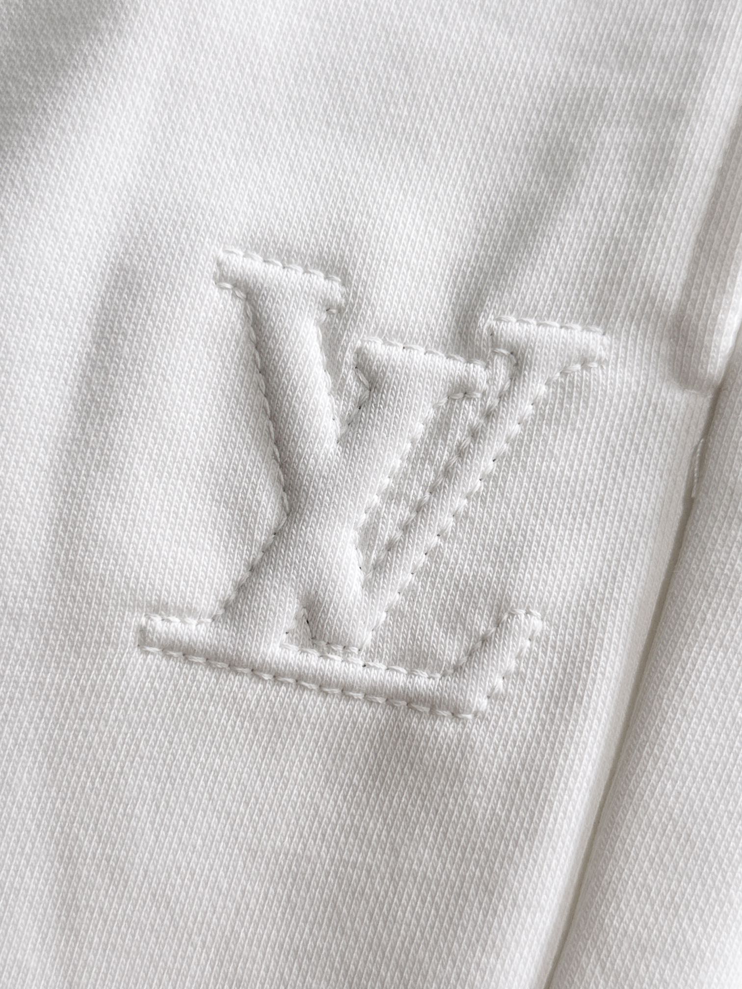 LV 驴家 2026新款 轻奢主义 凹凸字母logo 植绒四叶草字母 男女日常通勤穿搭必备 休闲短裤·定