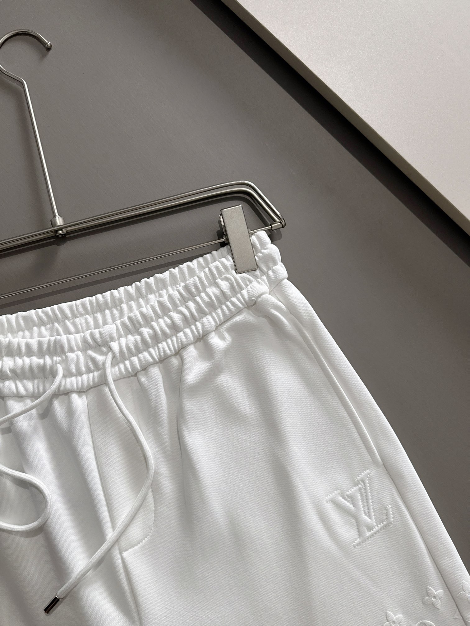 LV 驴家 2026新款 轻奢主义 凹凸字母logo 植绒四叶草字母 男女日常通勤穿搭必备 休闲短裤·定