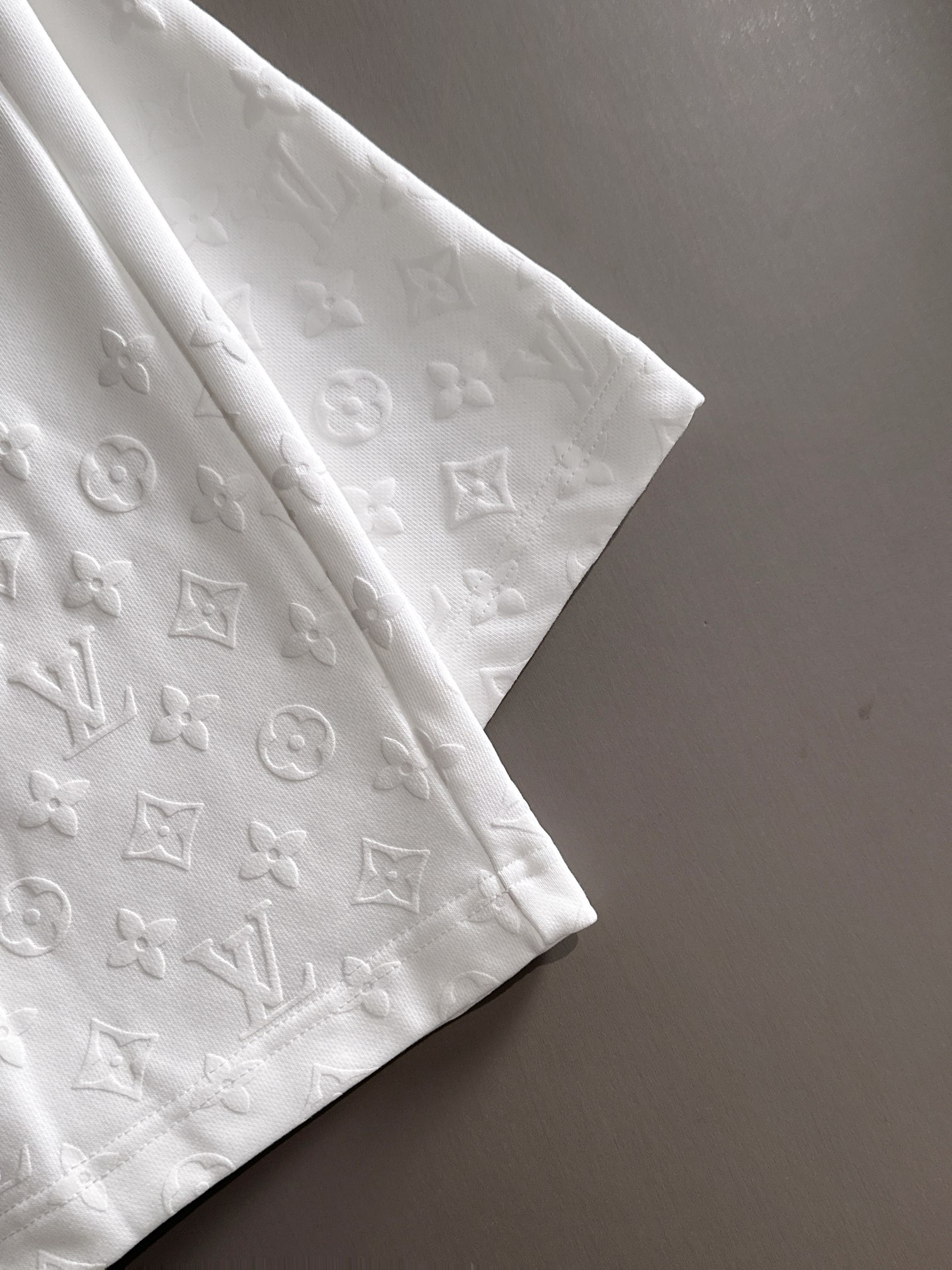 LV 驴家 2026新款 轻奢主义 凹凸字母logo 植绒四叶草字母 男女日常通勤穿搭必备 休闲短裤·定