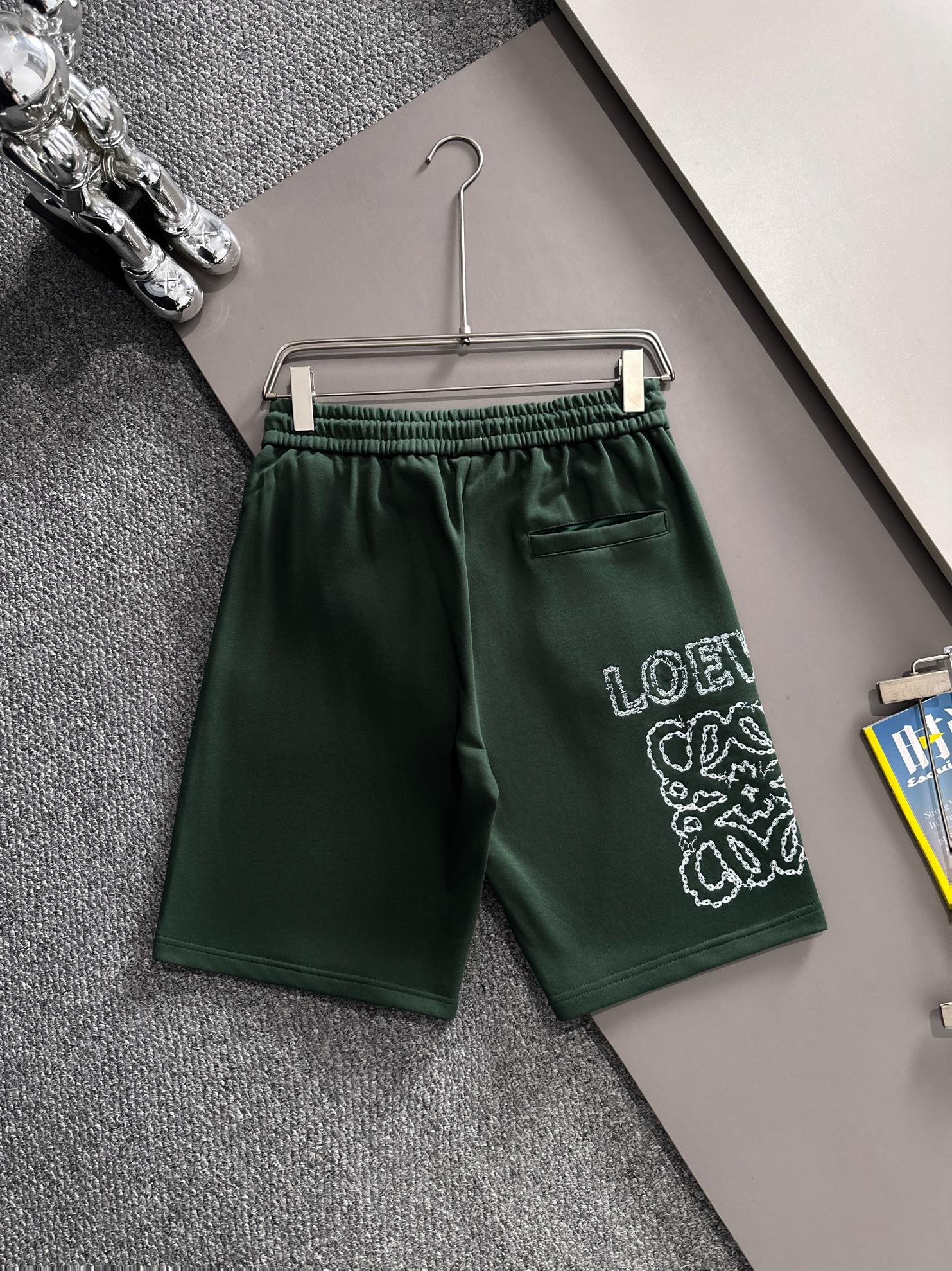  套装款！LOEWE 罗意威 2025新款 轻奢主义 锁链刺绣logo 男女日常通勤穿搭必备 休闲短裤
