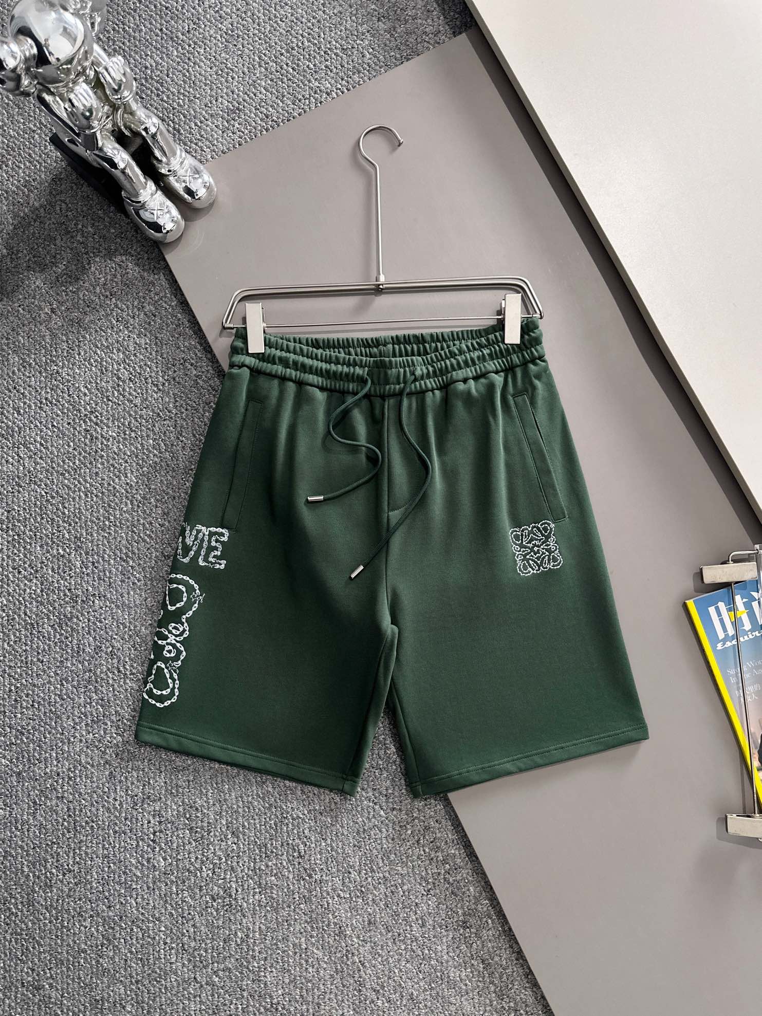  套装款！LOEWE 罗意威 2025新款 轻奢主义 锁链刺绣logo 男女日常通勤穿搭必备 休闲短裤
