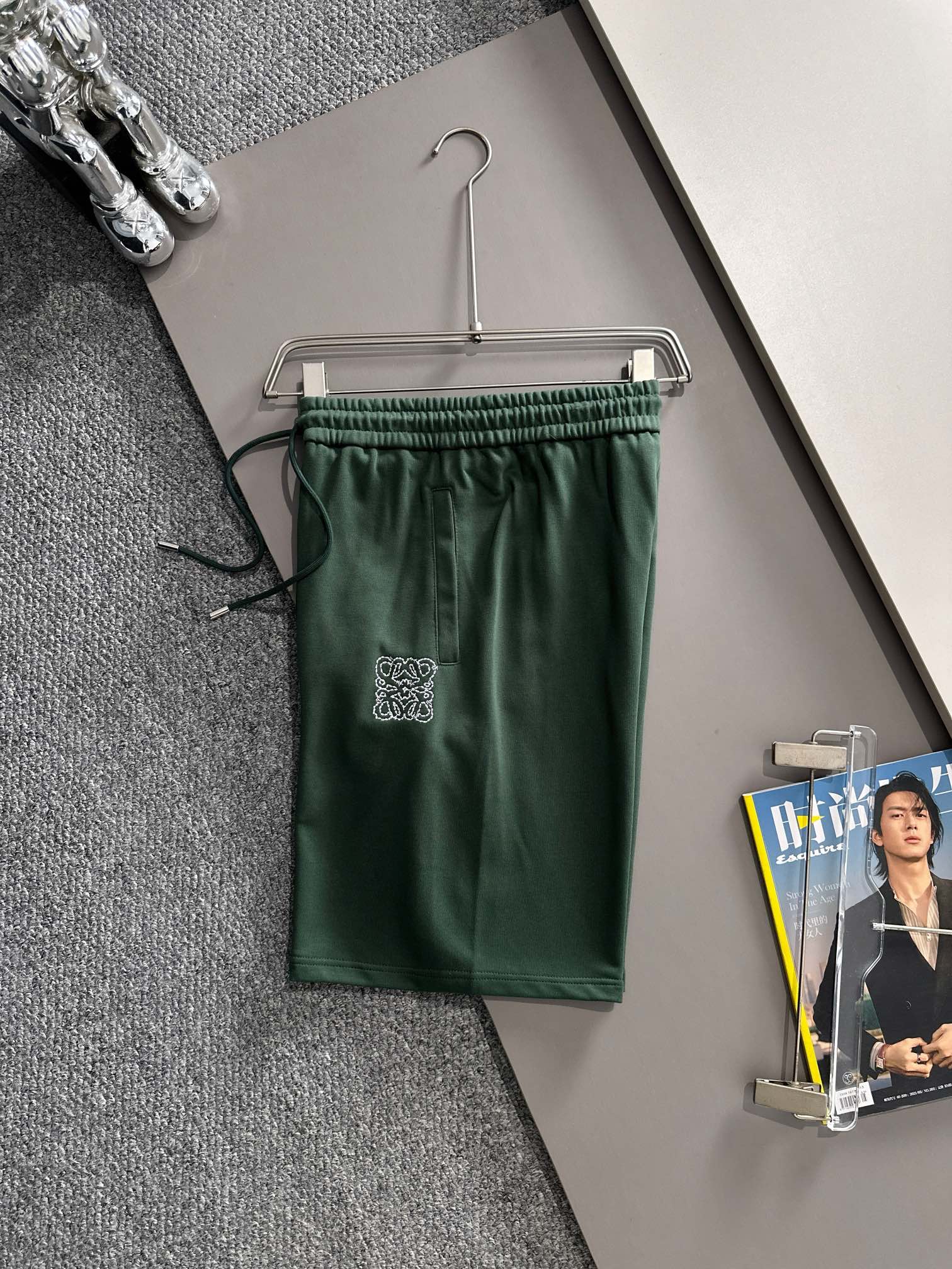  套装款！LOEWE 罗意威 2025新款 轻奢主义 锁链刺绣logo 男女日常通勤穿搭必备 休闲短裤
