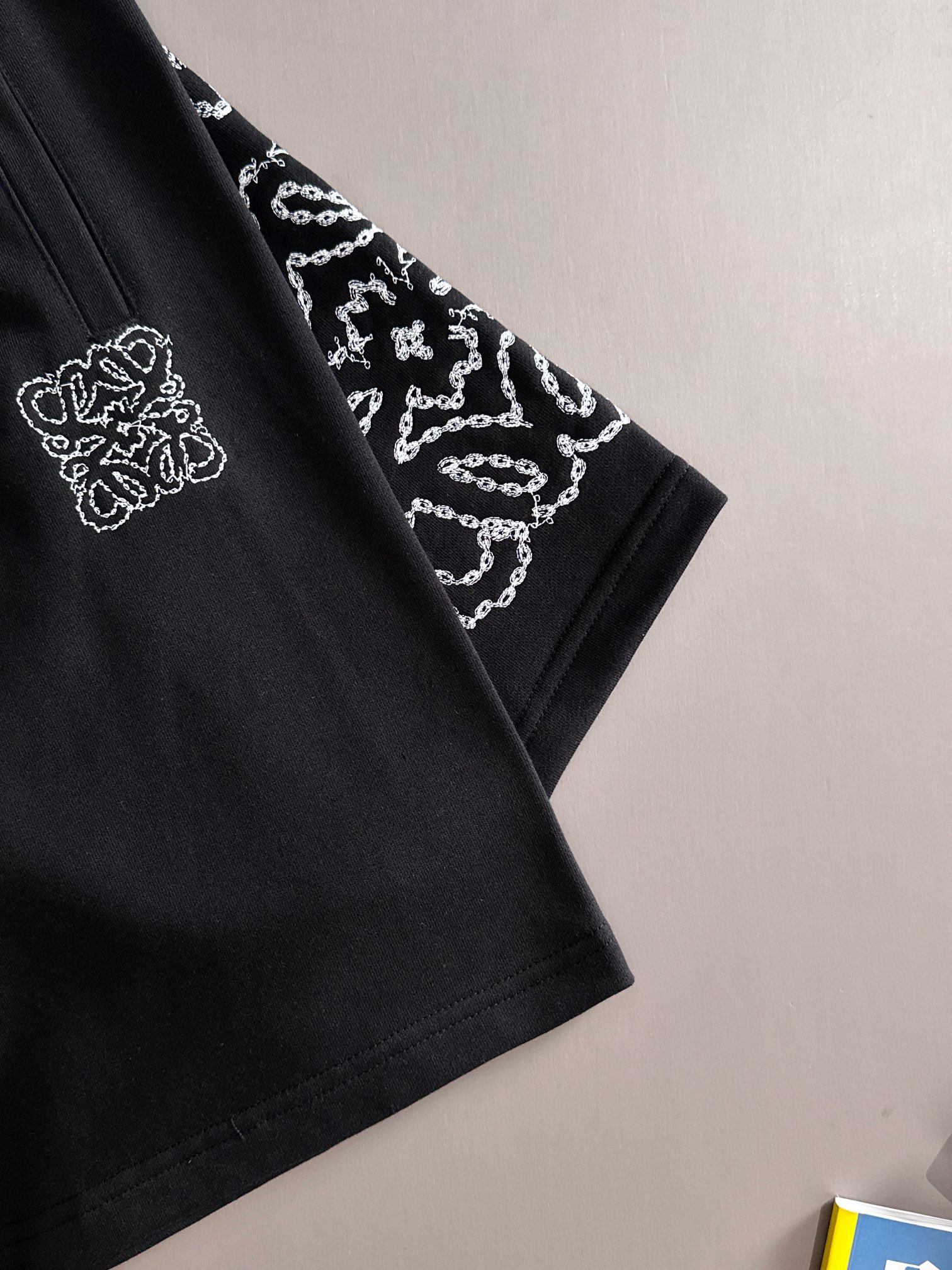 LOEWE 罗意威 2026新款 轻奢主义 锁链刺绣logo 男女日常通勤穿搭必备 休闲短裤·定制毛圈面