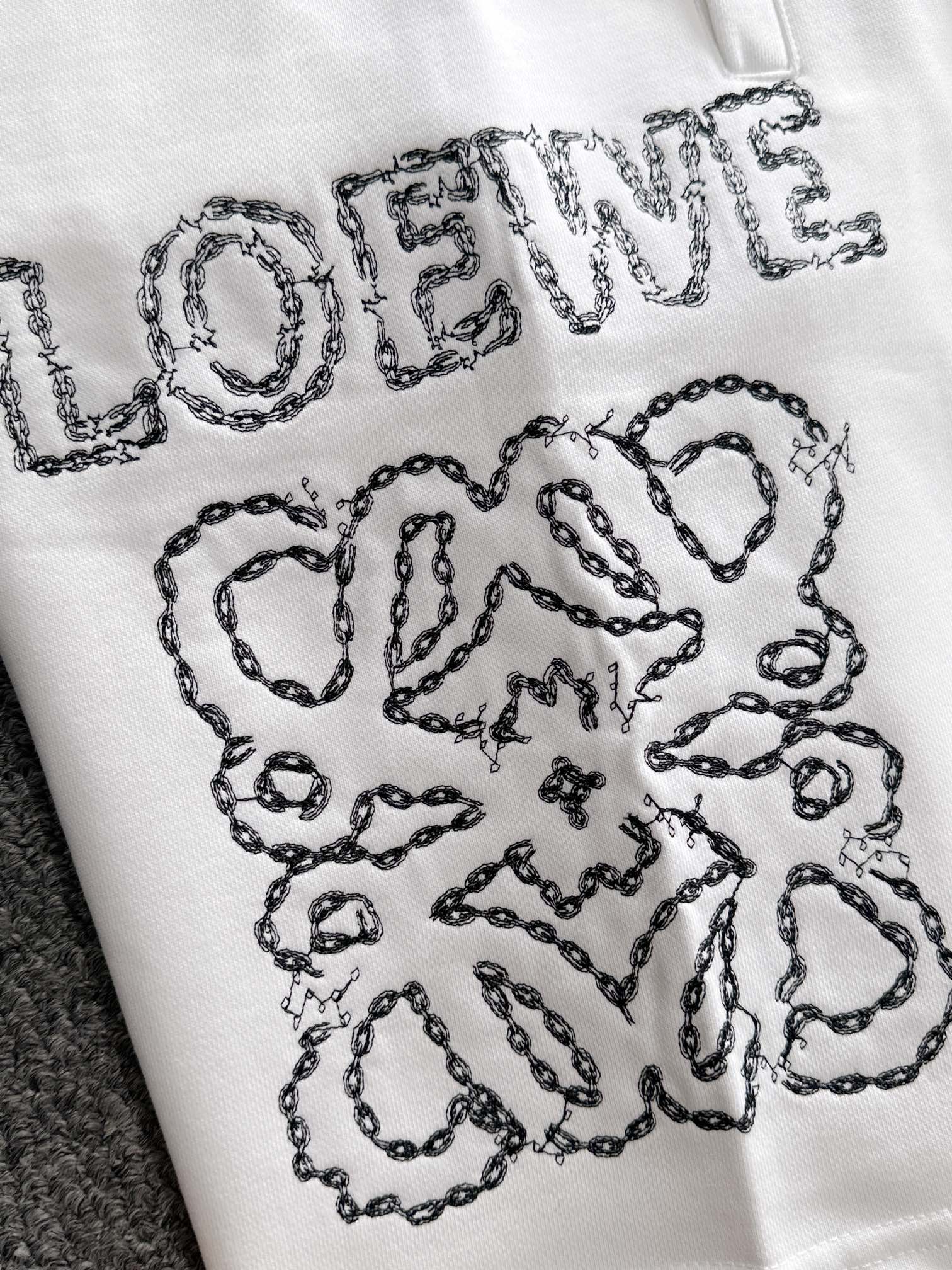  套装款！LOEWE 罗意威 2025新款 轻奢主义 锁链刺绣logo 男女日常通勤穿搭必备 休闲短裤
