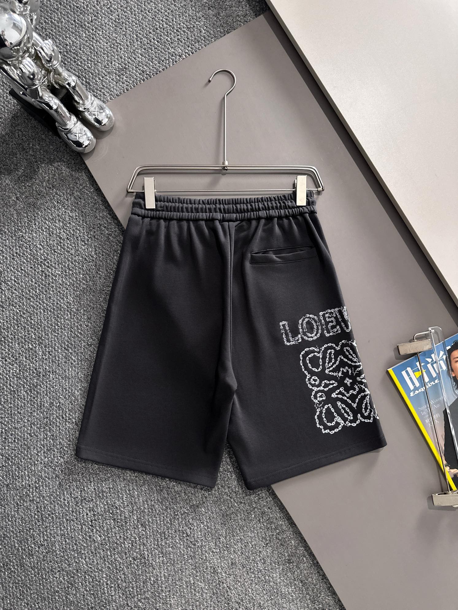  套装款！LOEWE 罗意威 2025新款 轻奢主义 锁链刺绣logo 男女日常通勤穿搭必备 休闲短裤
