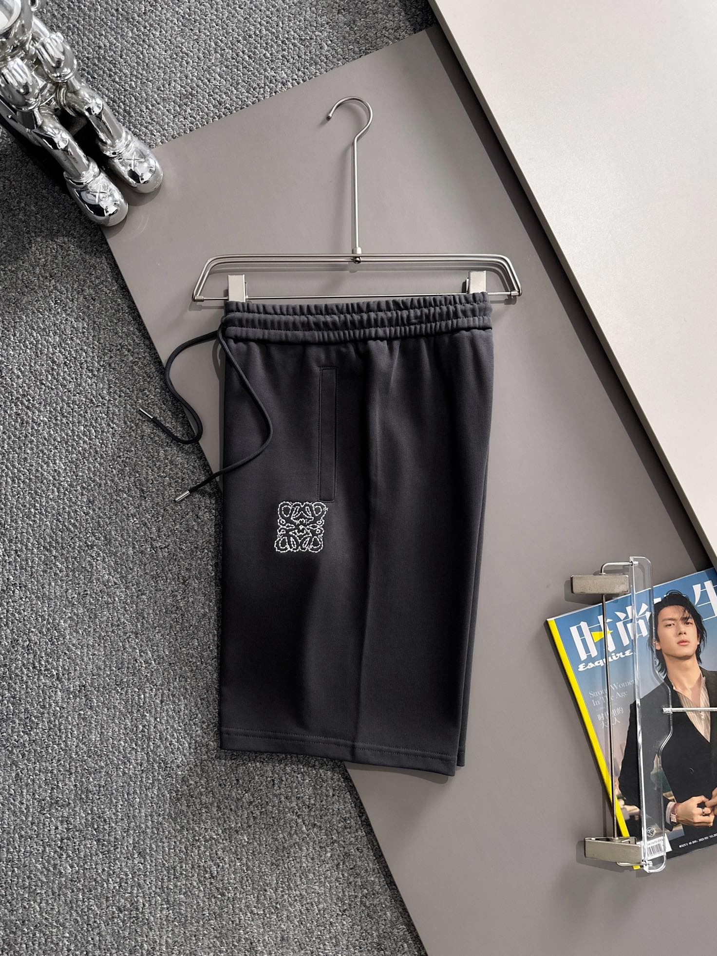  套装款！LOEWE 罗意威 2025新款 轻奢主义 锁链刺绣logo 男女日常通勤穿搭必备 休闲短裤
