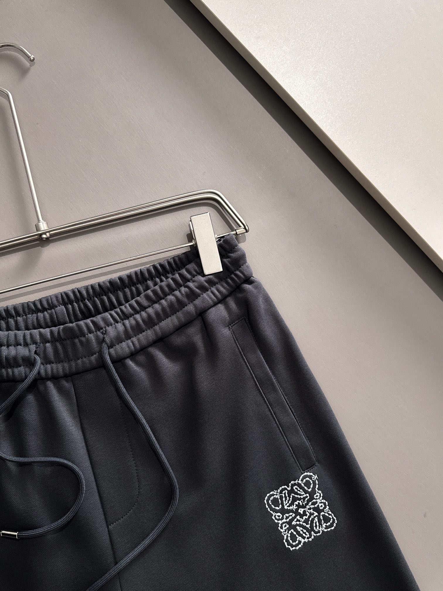  套装款！LOEWE 罗意威 2025新款 轻奢主义 锁链刺绣logo 男女日常通勤穿搭必备 休闲短裤
