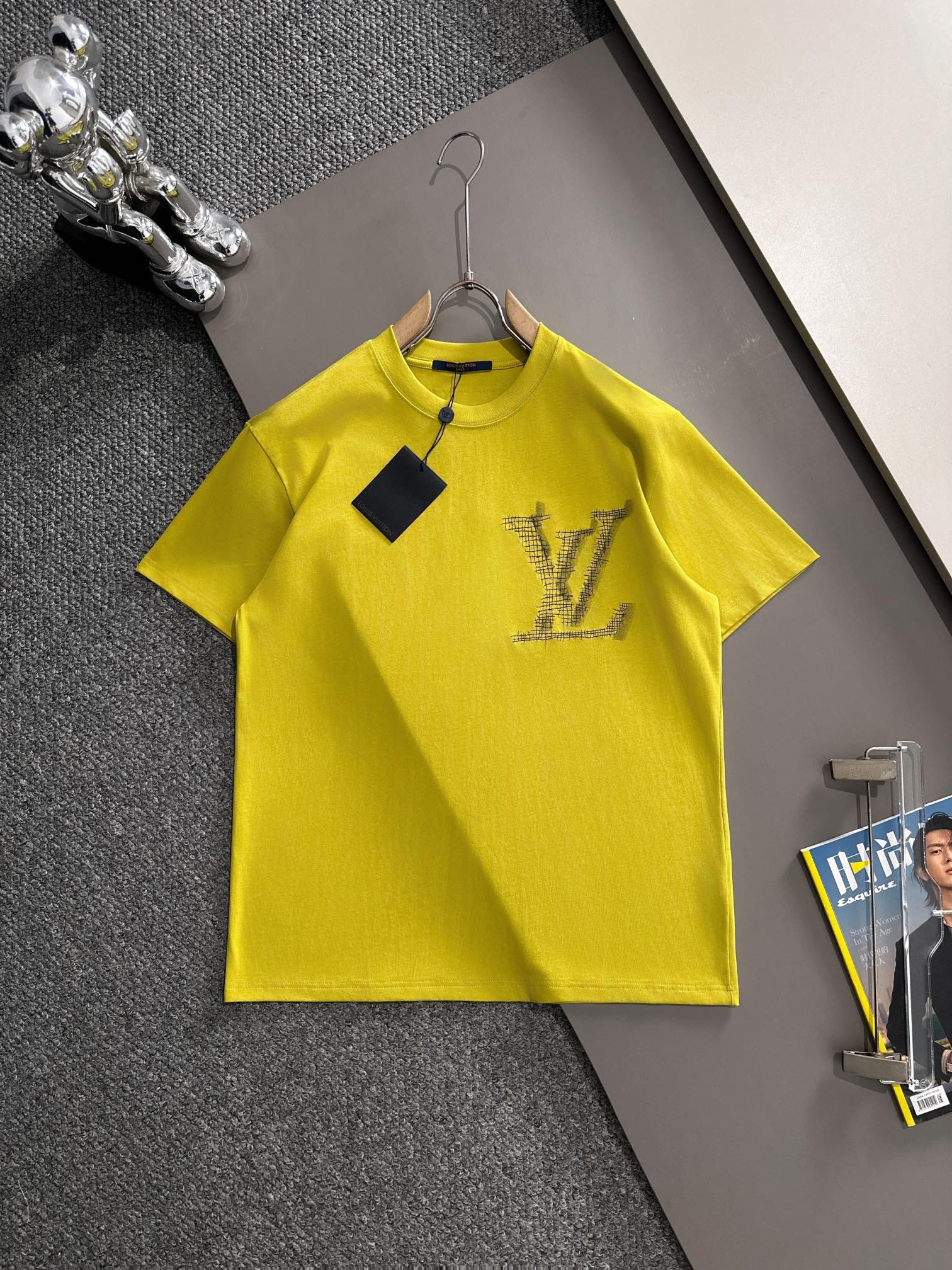 P80 LV 2025 nuevo modelo, logo con bordado de cruz y técnica de pintura a mano, corte OS holgado, unisex, camiseta de m…