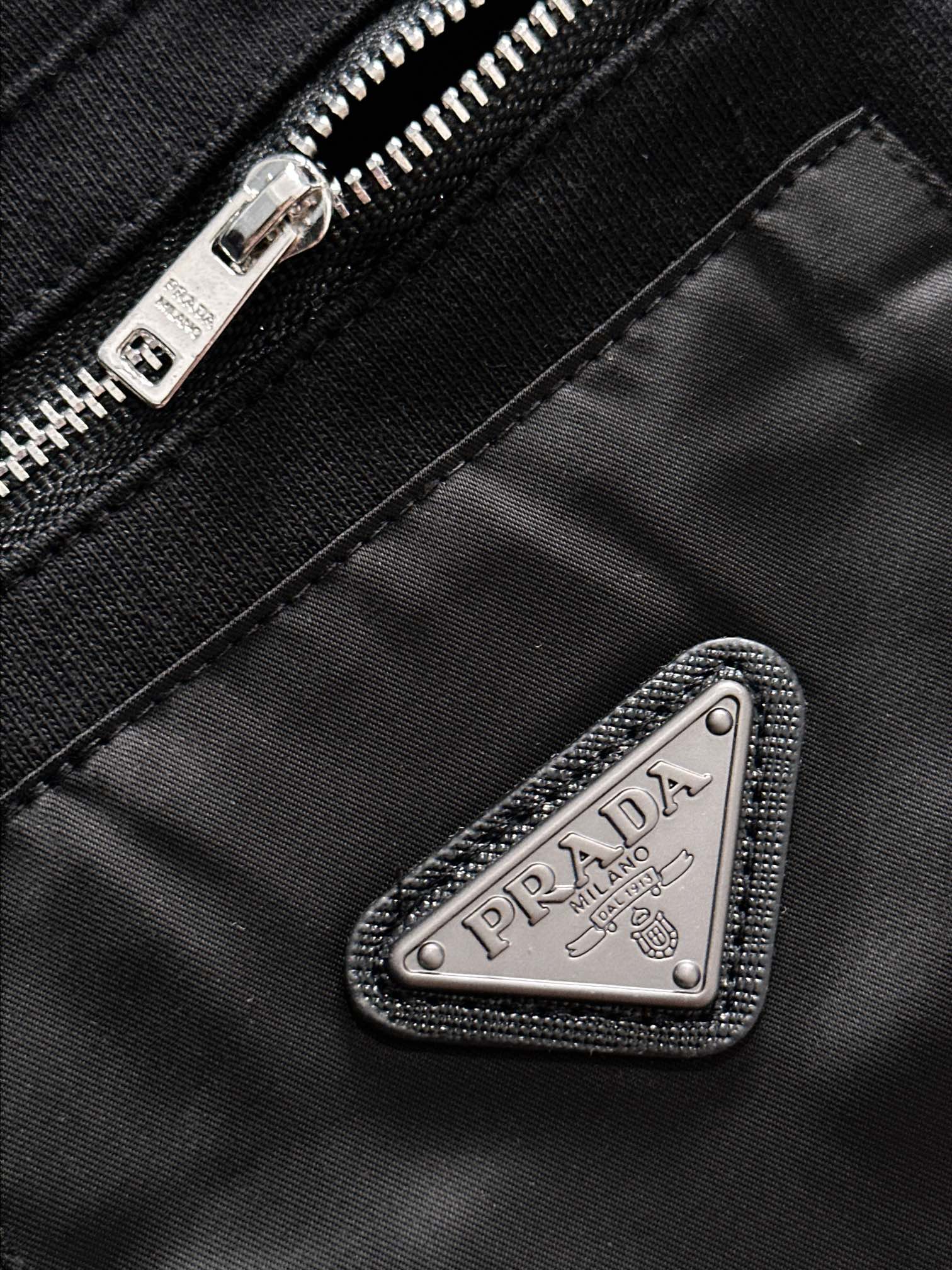  套装款！PRADA 普拉达 2025新款 轻奢主义 后梭织拼接拉链口袋 定制三角章logo 男女日常通