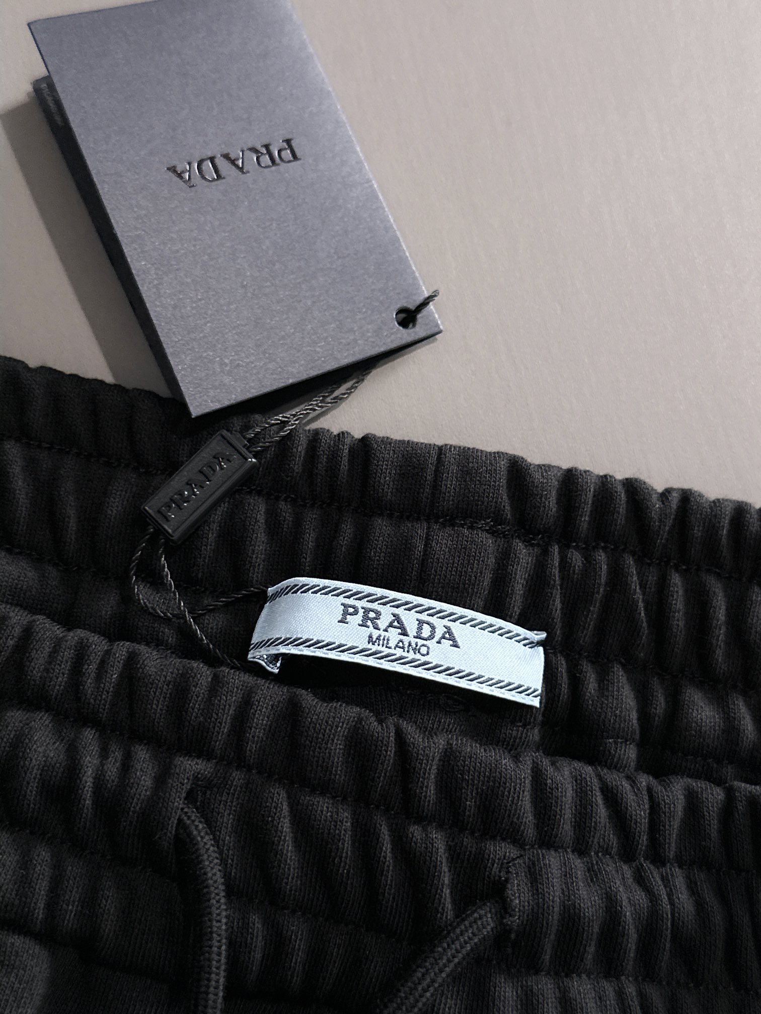  套装款！PRADA 普拉达 2025新款 轻奢主义 后梭织拼接拉链口袋 定制三角章logo 男女日常通