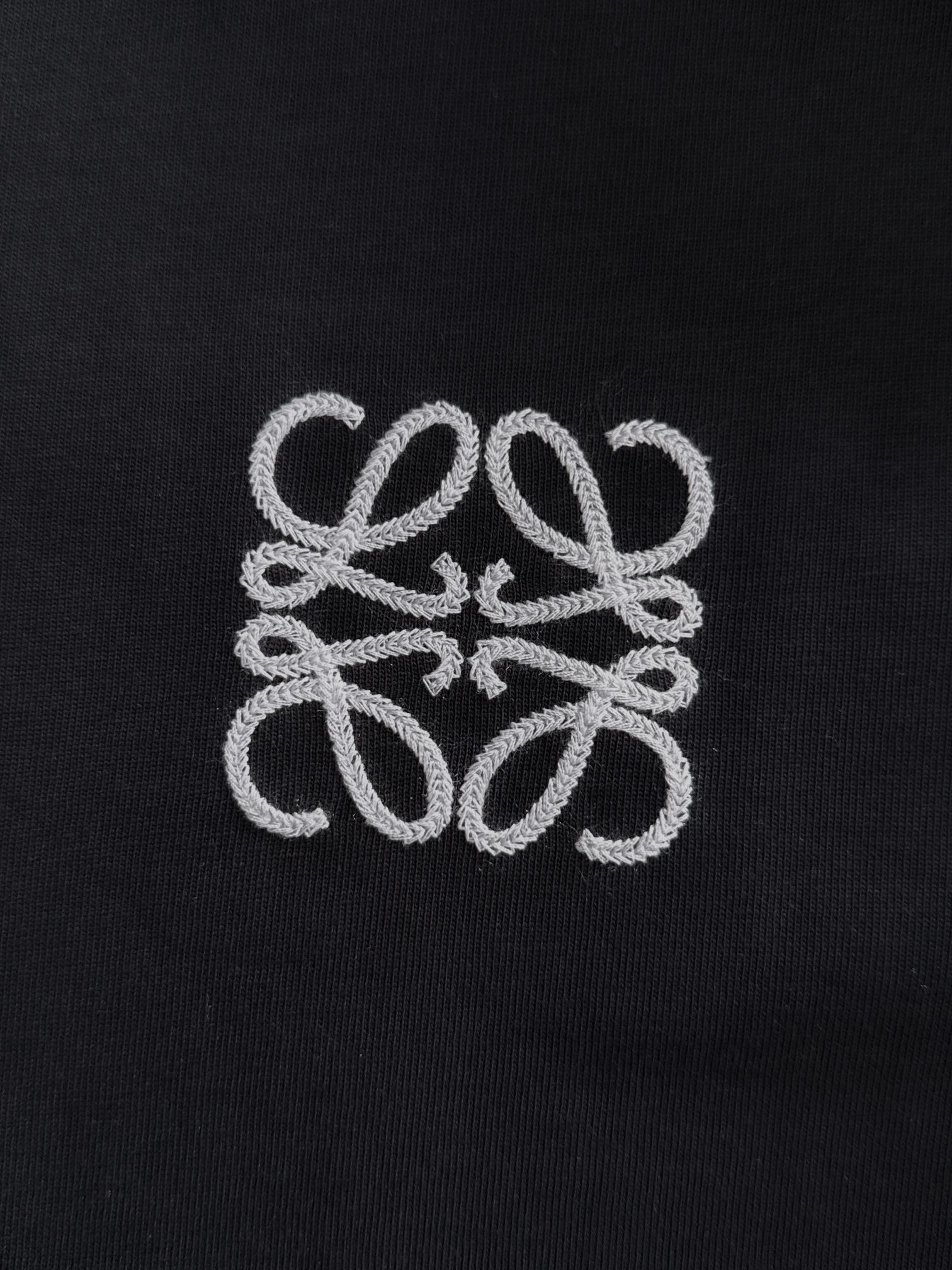 p110 LOEWE 罗意威 2025新款 拼接工艺 进口机刺绣logo 男女同款 长袖t恤
·定制280克重纯棉面料
·定染32支双股螺纹
·领标吊牌主唛三标齐全
颜色：黑色
尺码：XS S M L