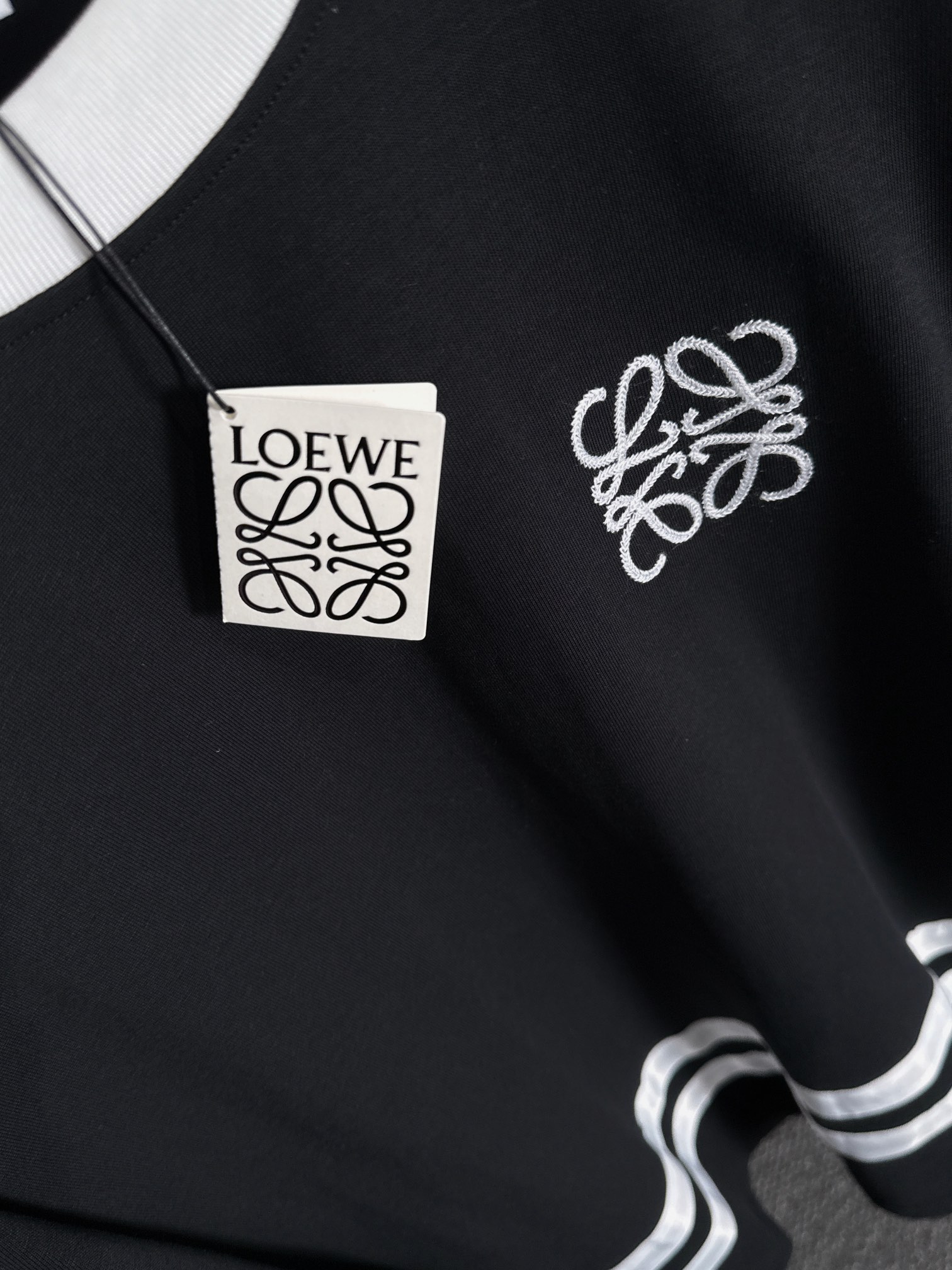 p110 LOEWE 罗意威 2025新款 拼接工艺 进口机刺绣logo 男女同款 长袖t恤
·定制280克重纯棉面料
·定染32支双股螺纹
·领标吊牌主唛三标齐全
颜色：黑色
尺码：XS S M L