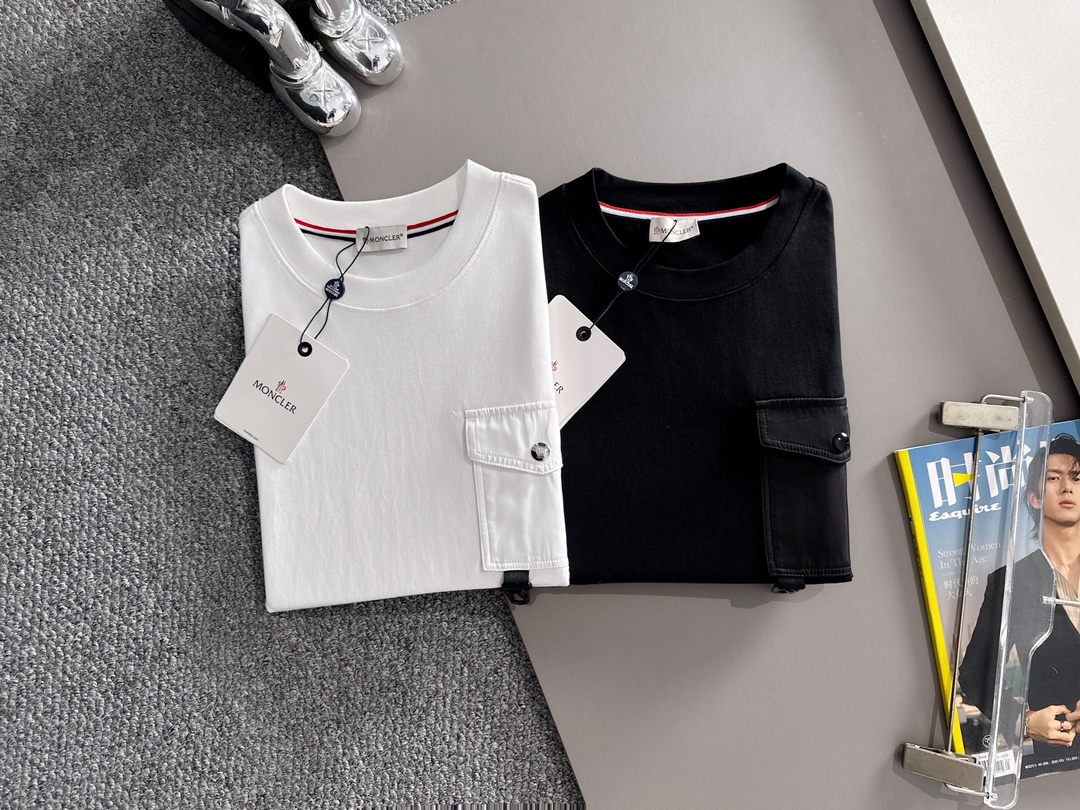 p110 Moncler 蒙口 2025新款 梭织口袋拼接工艺 定制小标logo 男女同款 长袖t恤
·定制280克重纯棉面料
·定染32支双股螺纹
·领标吊牌主唛三标齐全
颜色：黑色
尺码：XS S M L