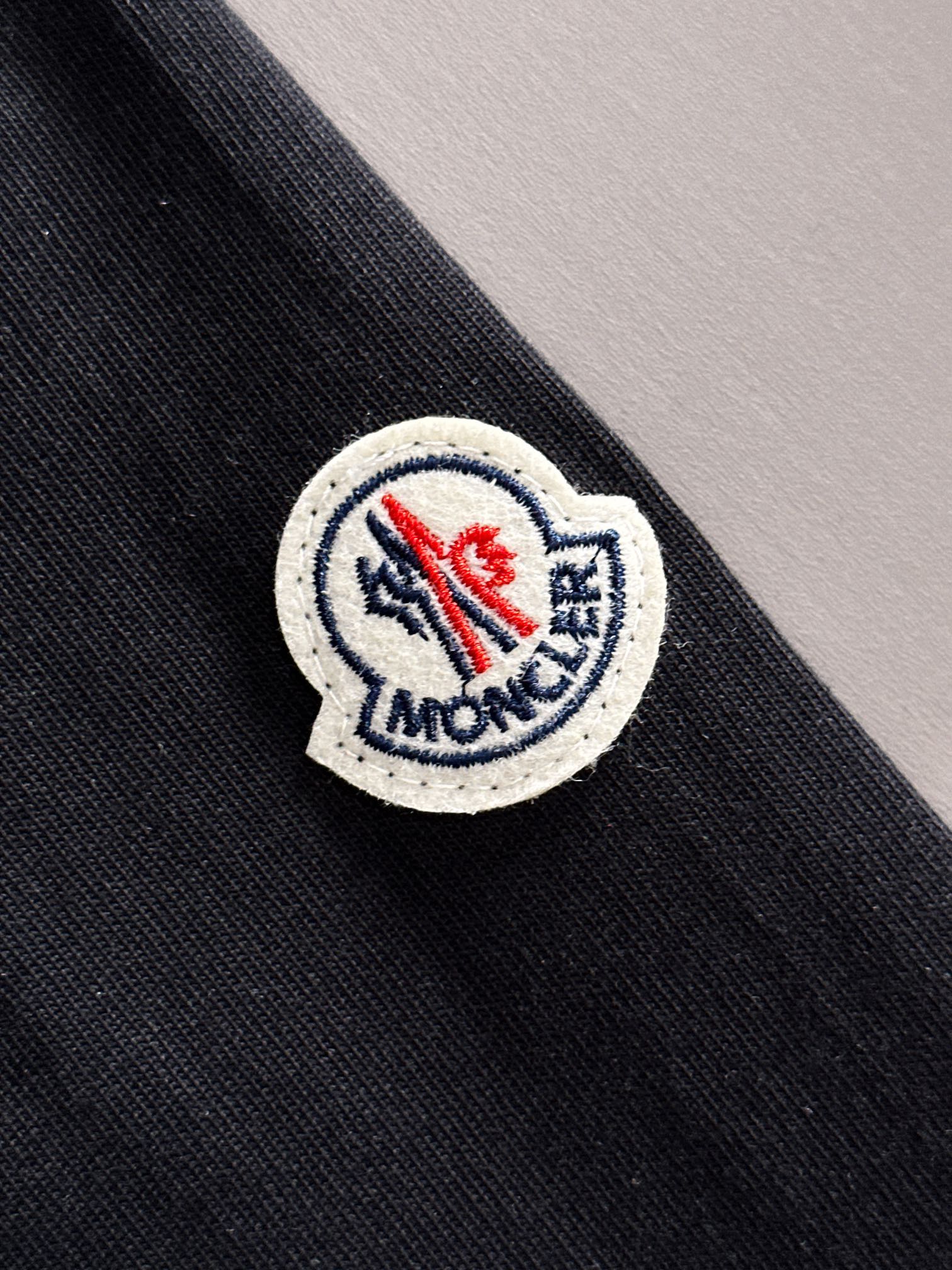 p110 Moncler 蒙口 2025新款 梭织口袋拼接工艺 定制小标logo 男女同款 长袖t恤
·定制280克重纯棉面料
·定染32支双股螺纹
·领标吊牌主唛三标齐全
颜色：黑色
尺码：XS S M L