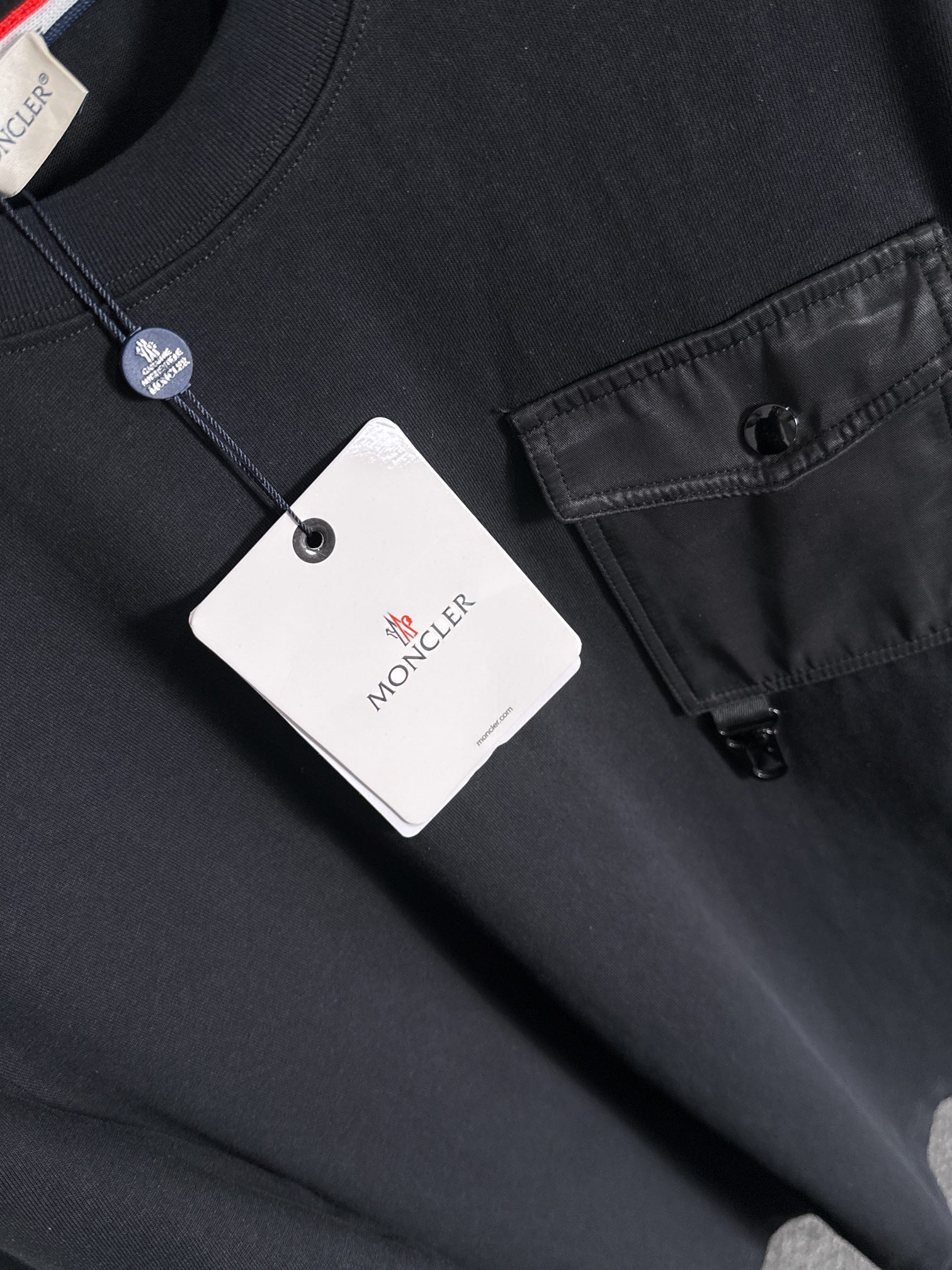 p110 Moncler 蒙口 2025新款 梭织口袋拼接工艺 定制小标logo 男女同款 长袖t恤
·定制280克重纯棉面料
·定染32支双股螺纹
·领标吊牌主唛三标齐全
颜色：黑色
尺码：XS S M L