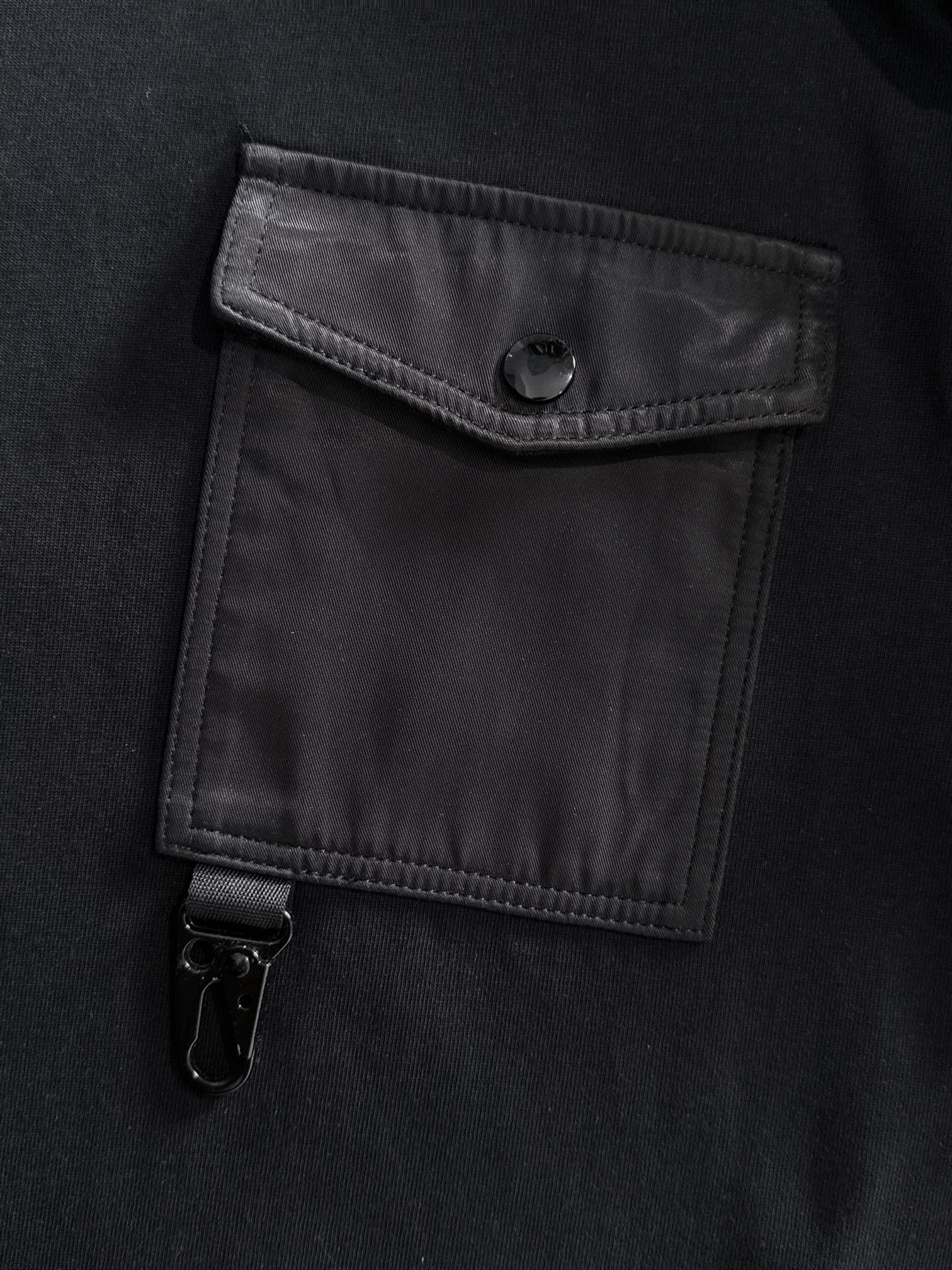 p110 Moncler 蒙口 2025新款 梭织口袋拼接工艺 定制小标logo 男女同款 长袖t恤
·定制280克重纯棉面料
·定染32支双股螺纹
·领标吊牌主唛三标齐全
颜色：黑色
尺码：XS S M L