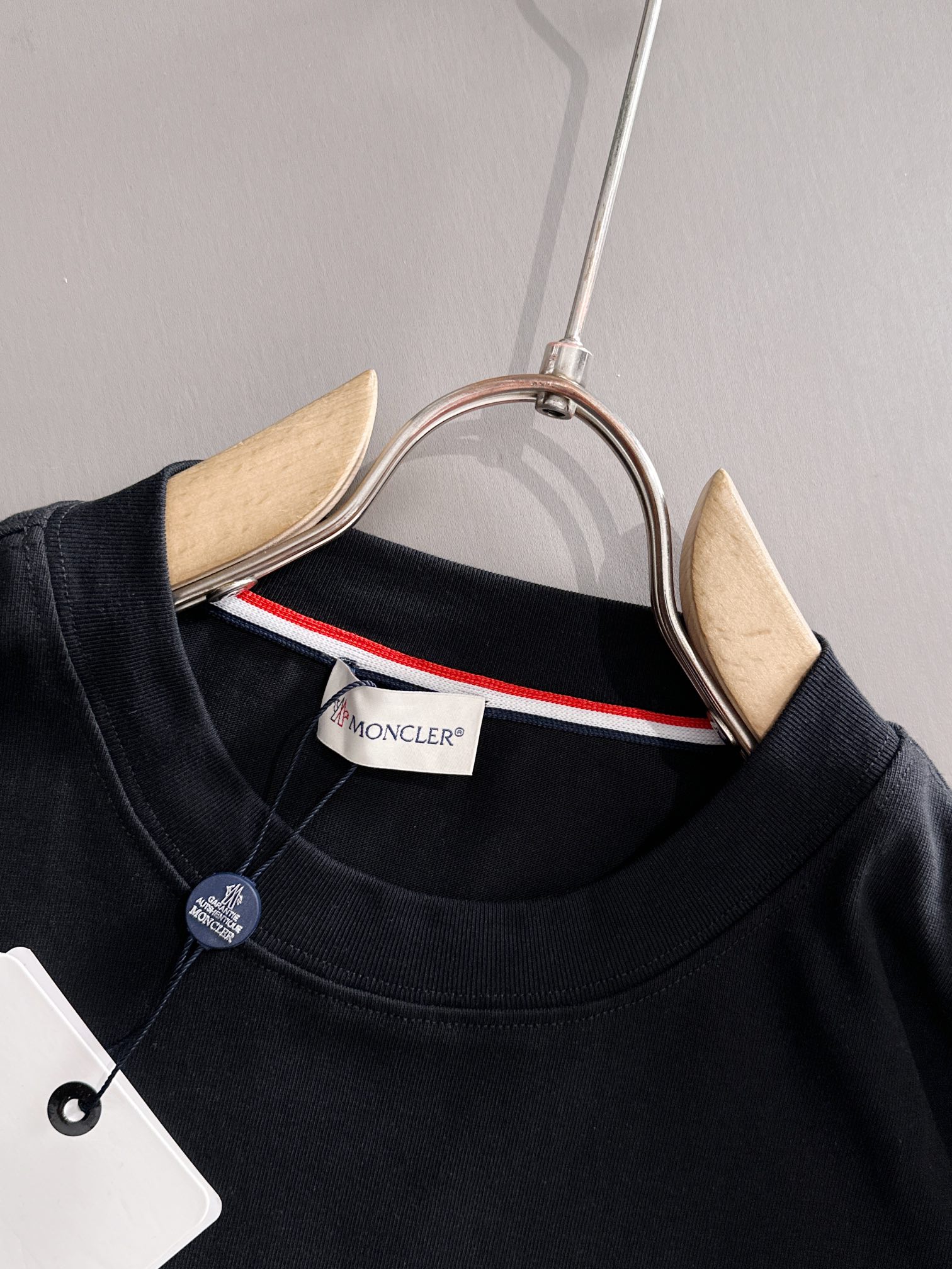 p110 Moncler 蒙口 2025新款 梭织口袋拼接工艺 定制小标logo 男女同款 长袖t恤
·定制280克重纯棉面料
·定染32支双股螺纹
·领标吊牌主唛三标齐全
颜色：黑色
尺码：XS S M L