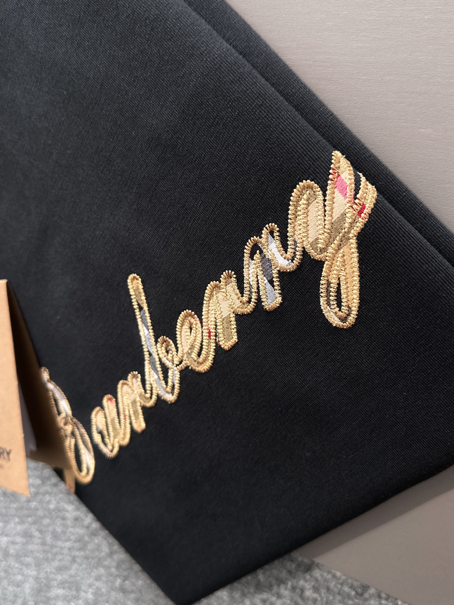 p90 Burberry 巴宝莉 BBR 2026新款 格纹绣拼接 精工十字绣logo 男女同款 短袖t恤
&middot;定制260克100％双纱纯棉面料
&middot;定染32支双股螺纹
&middot;领标吊牌主唛三标齐全
颜色：黑色
尺码：XS S M L