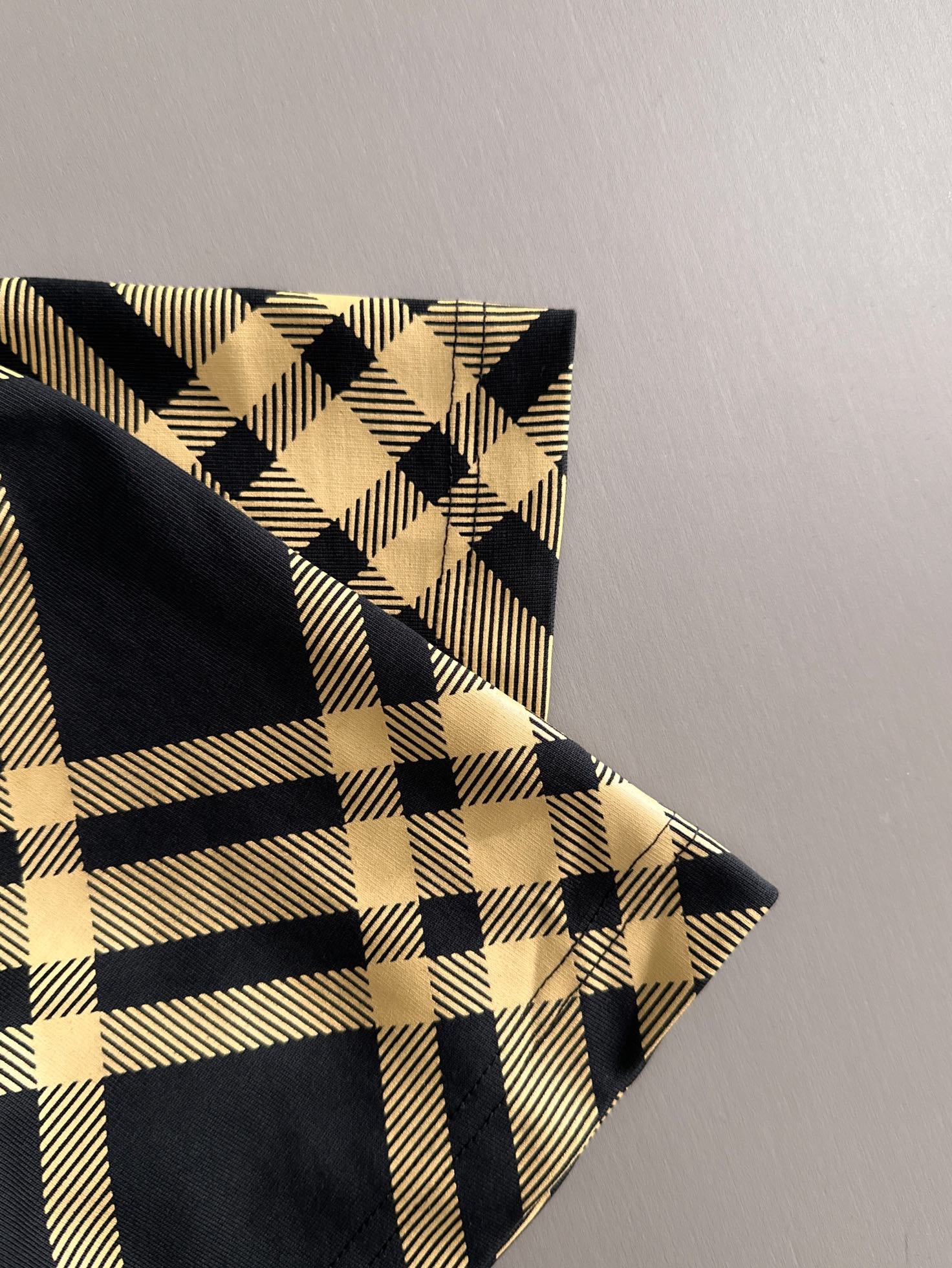 p90 Burberry 巴宝莉 BBR 2026新款 格纹绣拼接 精工十字绣logo 男女同款 短袖t恤
&middot;定制260克100％双纱纯棉面料
&middot;定染32支双股螺纹
&middot;领标吊牌主唛三标齐全
颜色：黑色
尺码：XS S M L