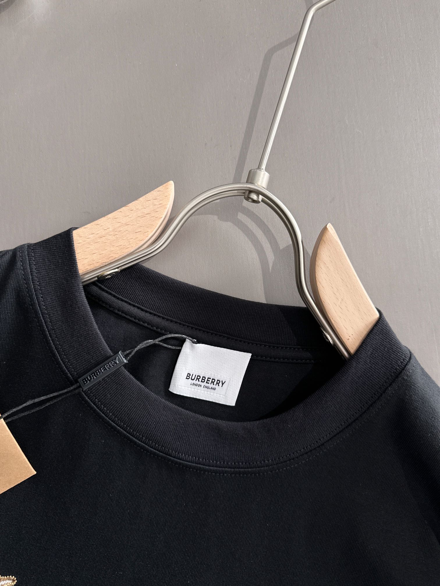 p90 Burberry 巴宝莉 BBR 2026新款 格纹绣拼接 精工十字绣logo 男女同款 短袖t恤
&middot;定制260克100％双纱纯棉面料
&middot;定染32支双股螺纹
&middot;领标吊牌主唛三标齐全
颜色：黑色
尺码：XS S M L