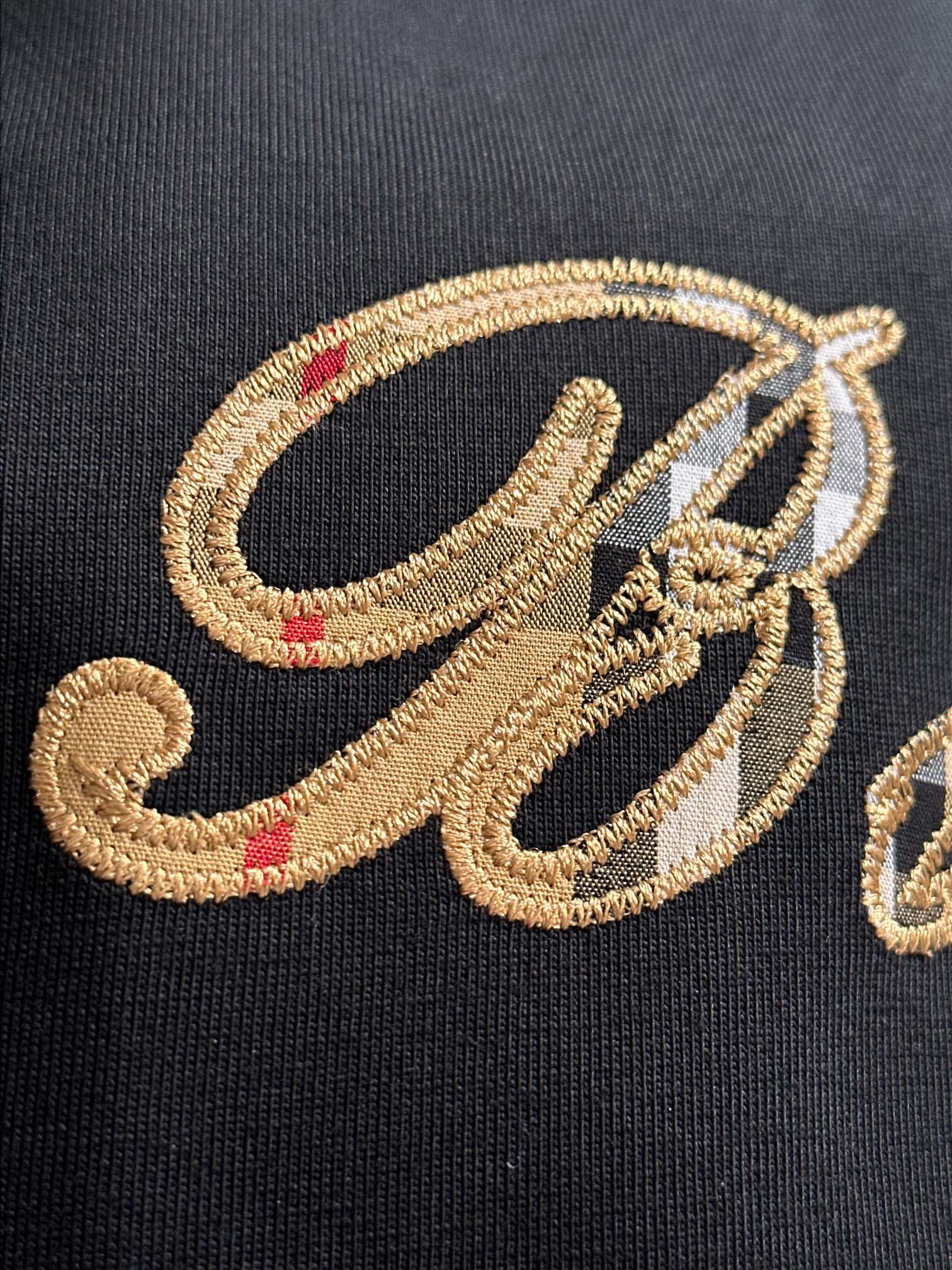 p90 Burberry 巴宝莉 BBR 2026新款 格纹绣拼接 精工十字绣logo 男女同款 短袖t恤
&middot;定制260克100％双纱纯棉面料
&middot;定染32支双股螺纹
&middot;领标吊牌主唛三标齐全
颜色：黑色
尺码：XS S M L