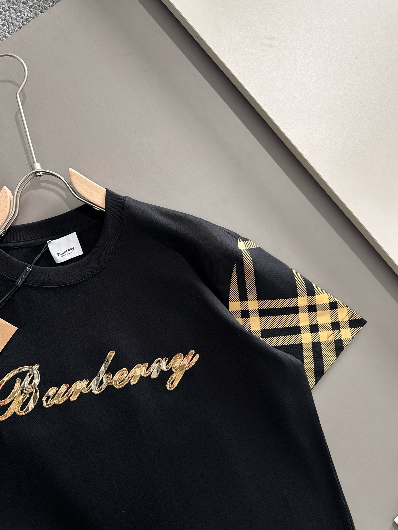p90 Burberry 巴宝莉 BBR 2026新款 格纹绣拼接 精工十字绣logo 男女同款 短袖t恤
&middot;定制260克100％双纱纯棉面料
&middot;定染32支双股螺纹
&middot;领标吊牌主唛三标齐全
颜色：黑色
尺码：XS S M L