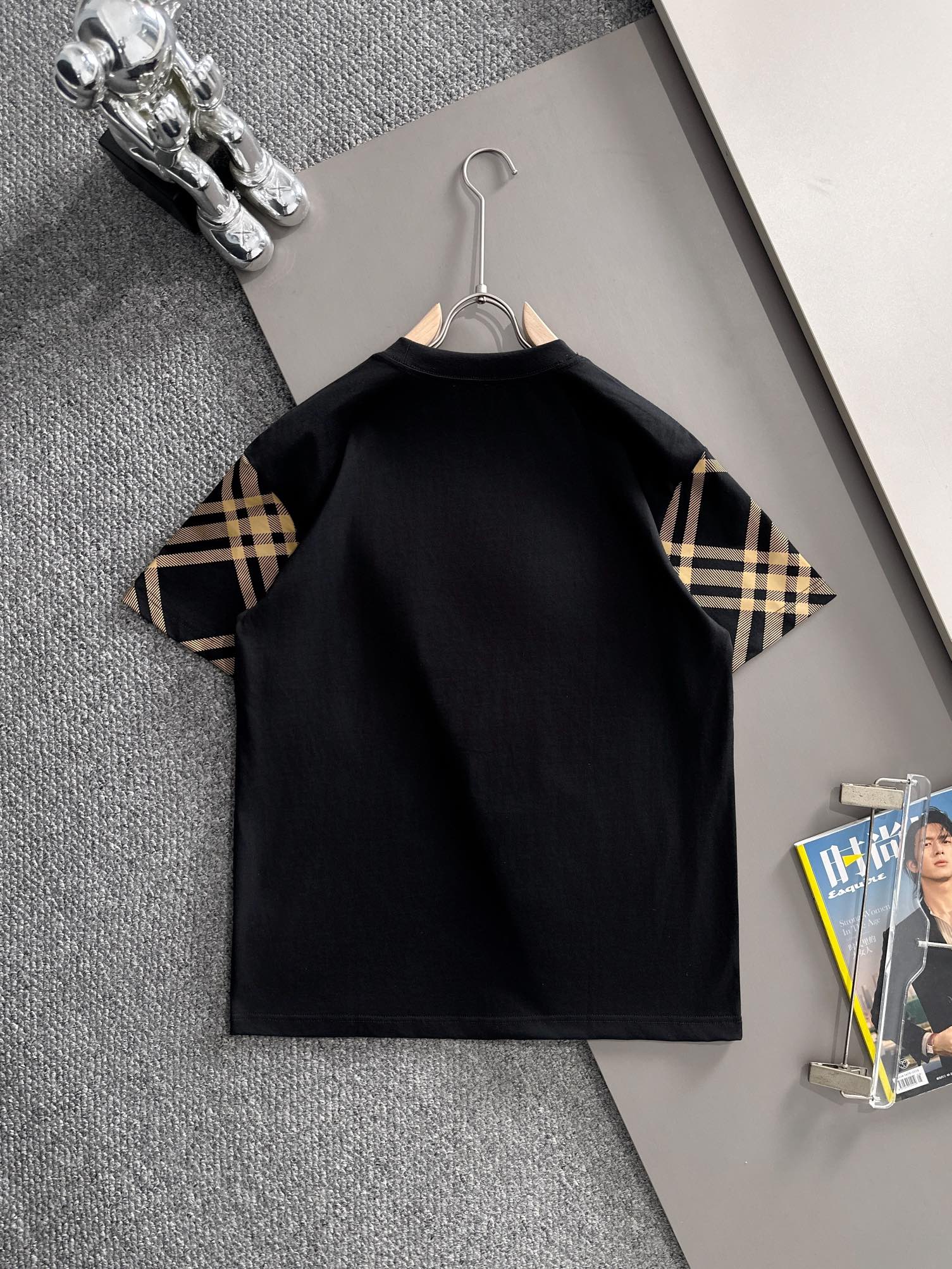 p90 Burberry 巴宝莉 BBR 2026新款 格纹绣拼接 精工十字绣logo 男女同款 短袖t恤
&middot;定制260克100％双纱纯棉面料
&middot;定染32支双股螺纹
&middot;领标吊牌主唛三标齐全
颜色：黑色
尺码：XS S M L