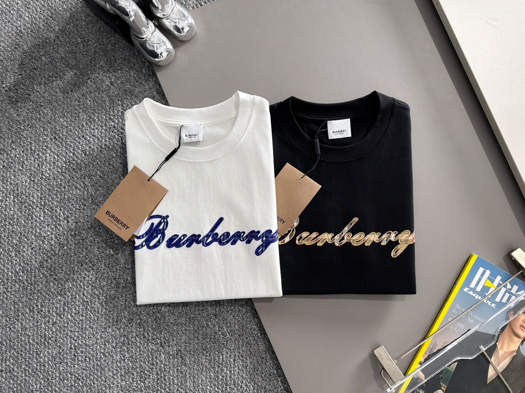 p90 Burberry 巴宝莉 BBR 2026新款 格纹绣拼接 精工十字绣logo 男女同款 短袖t恤
&middot;定制260克100％双纱纯棉面料
&middot;定染32支双股螺纹
&middot;领标吊牌主唛三标齐全
颜色：黑色
尺码：XS S M L