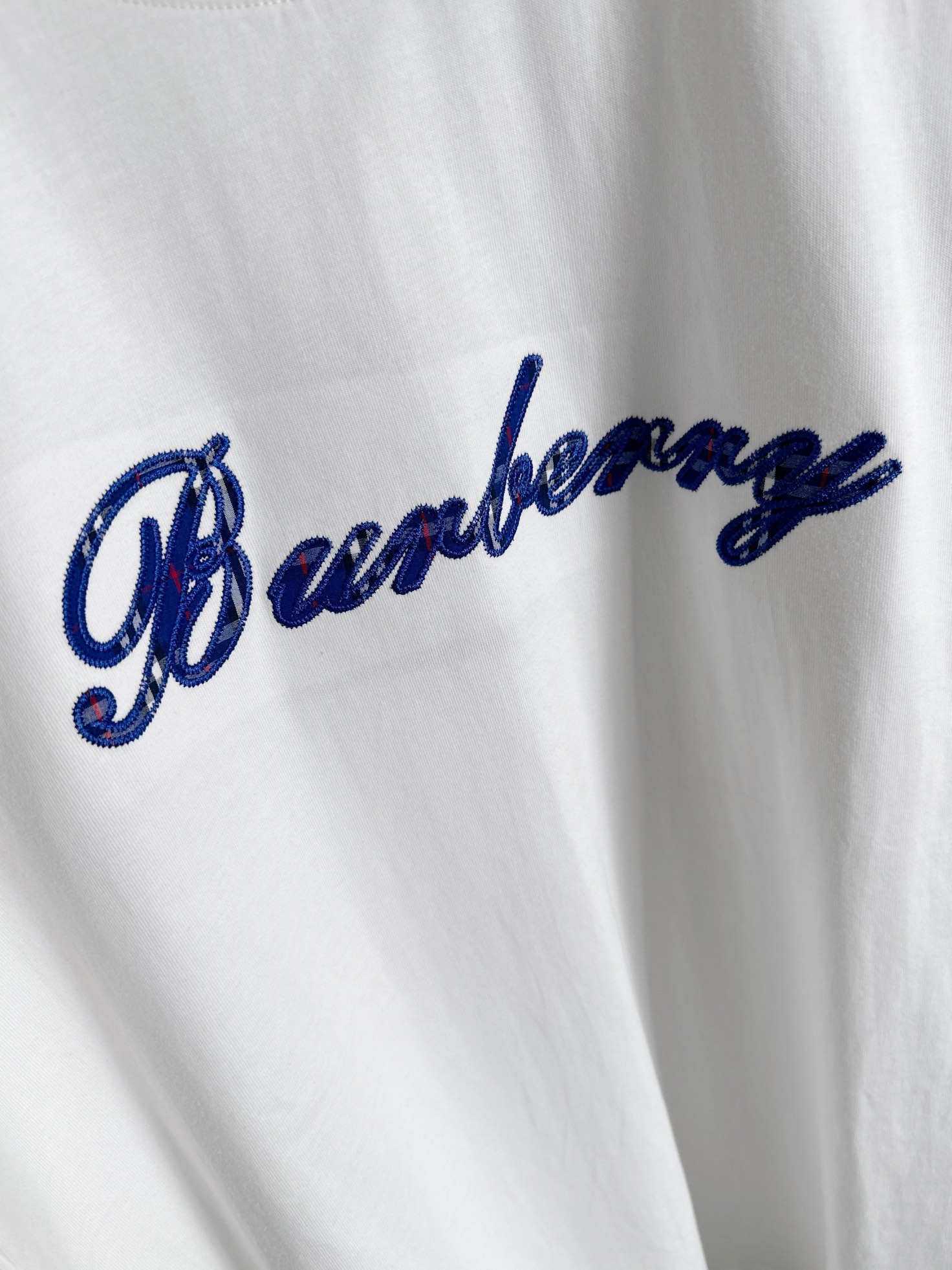 p90 Burberry 巴宝莉 BBR 2026新款 格纹绣拼接 精工十字绣logo 男女同款 短袖t恤
&middot;定制260克100％双纱纯棉面料
&middot;定染32支双股螺纹
&middot;领标吊牌主唛三标齐全
颜色：白色
尺码：XS S M L