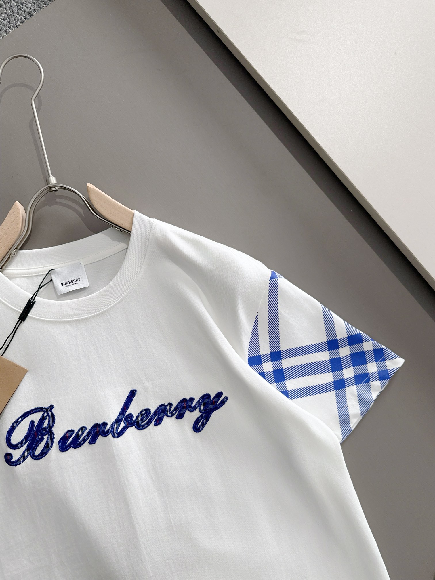 p90 Burberry 巴宝莉 BBR 2026新款 格纹绣拼接 精工十字绣logo 男女同款 短袖t恤
&middot;定制260克100％双纱纯棉面料
&middot;定染32支双股螺纹
&middot;领标吊牌主唛三标齐全
颜色：白色
尺码：XS S M L