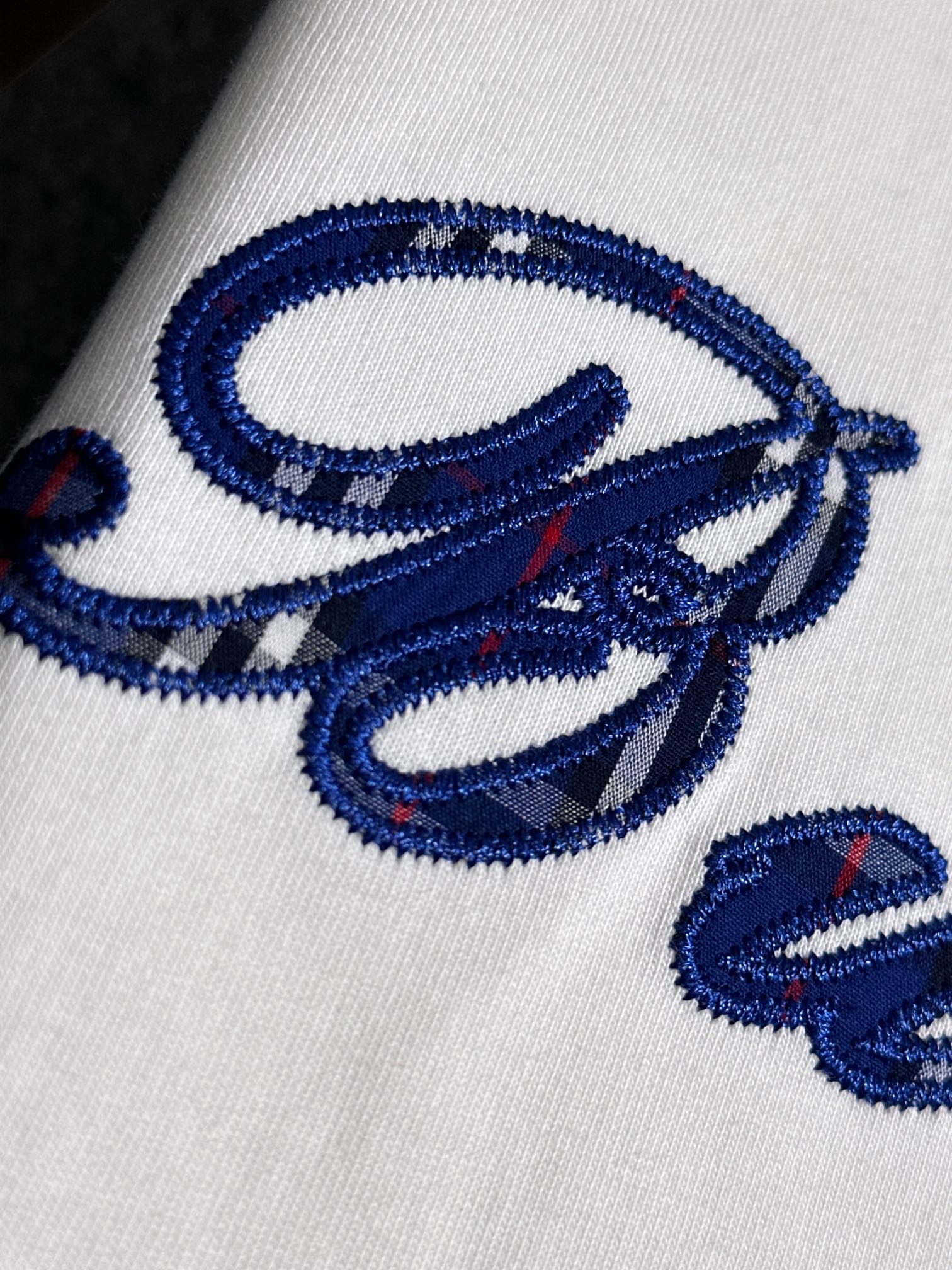 p90 Burberry 巴宝莉 BBR 2026新款 格纹绣拼接 精工十字绣logo 男女同款 短袖t恤
&middot;定制260克100％双纱纯棉面料
&middot;定染32支双股螺纹
&middot;领标吊牌主唛三标齐全
颜色：白色
尺码：XS S M L