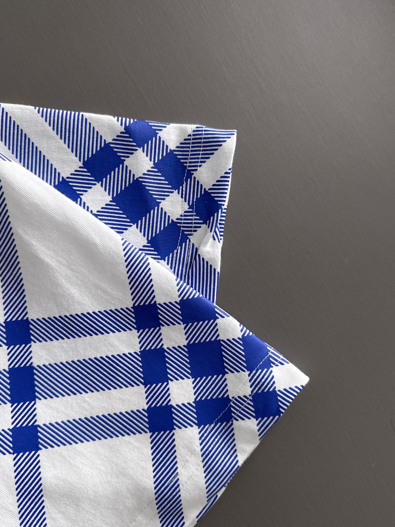 p90 Burberry 巴宝莉 BBR 2026新款 格纹绣拼接 精工十字绣logo 男女同款 短袖t恤
&middot;定制260克100％双纱纯棉面料
&middot;定染32支双股螺纹
&middot;领标吊牌主唛三标齐全
颜色：白色
尺码：XS S M L