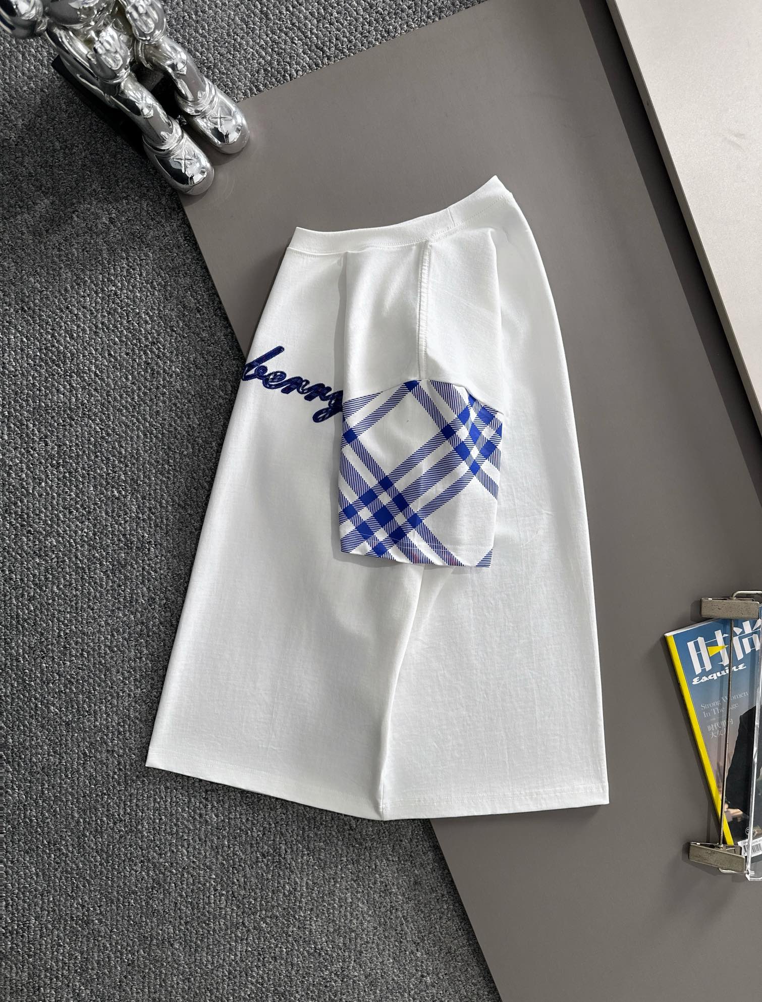 p90 Burberry 巴宝莉 BBR 2026新款 格纹绣拼接 精工十字绣logo 男女同款 短袖t恤
&middot;定制260克100％双纱纯棉面料
&middot;定染32支双股螺纹
&middot;领标吊牌主唛三标齐全
颜色：白色
尺码：XS S M L