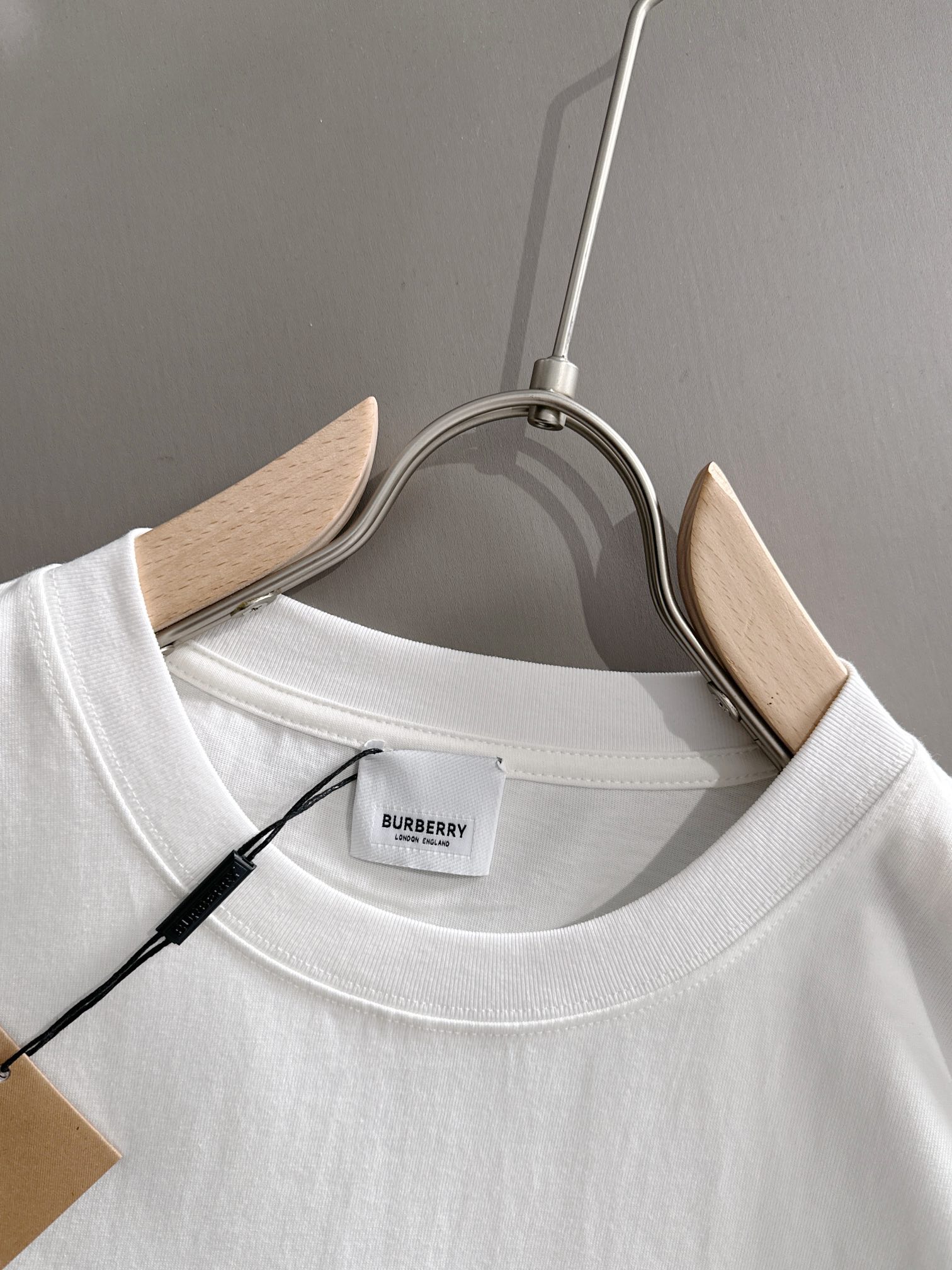 p90 Burberry 巴宝莉 BBR 2026新款 格纹绣拼接 精工十字绣logo 男女同款 短袖t恤
&middot;定制260克100％双纱纯棉面料
&middot;定染32支双股螺纹
&middot;领标吊牌主唛三标齐全
颜色：白色
尺码：XS S M L