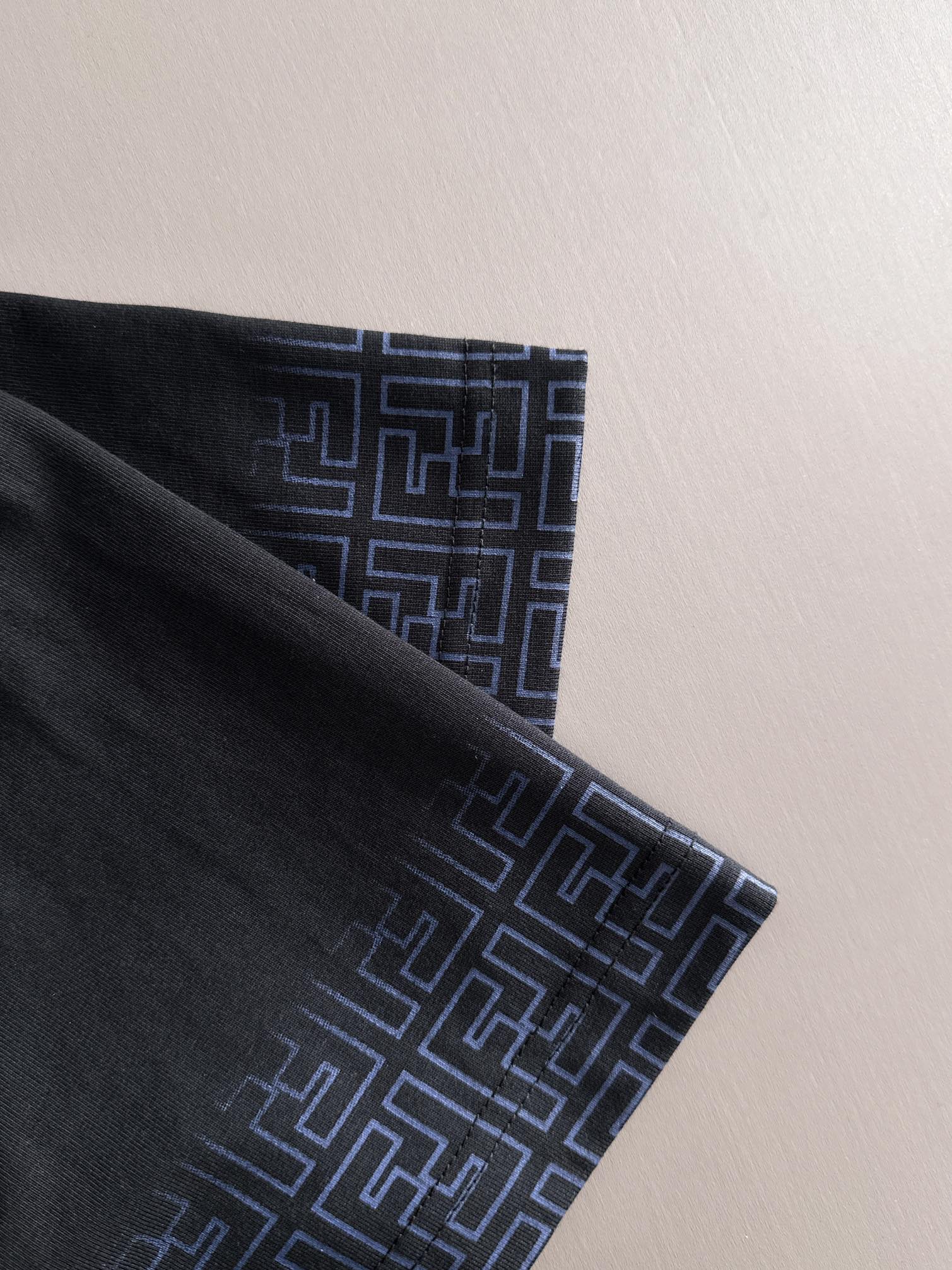 p90 FENDI 芬迪 2026新款 轻奢主义 定制双F皮革颗粒刺绣字母logo 男女同款 短袖t恤
&middot;定制260克100％双纱纯棉面料
&middot;定染32支双股螺纹
&middot;领标吊牌主唛三标齐全
颜色：黑色
尺码：XS S M L