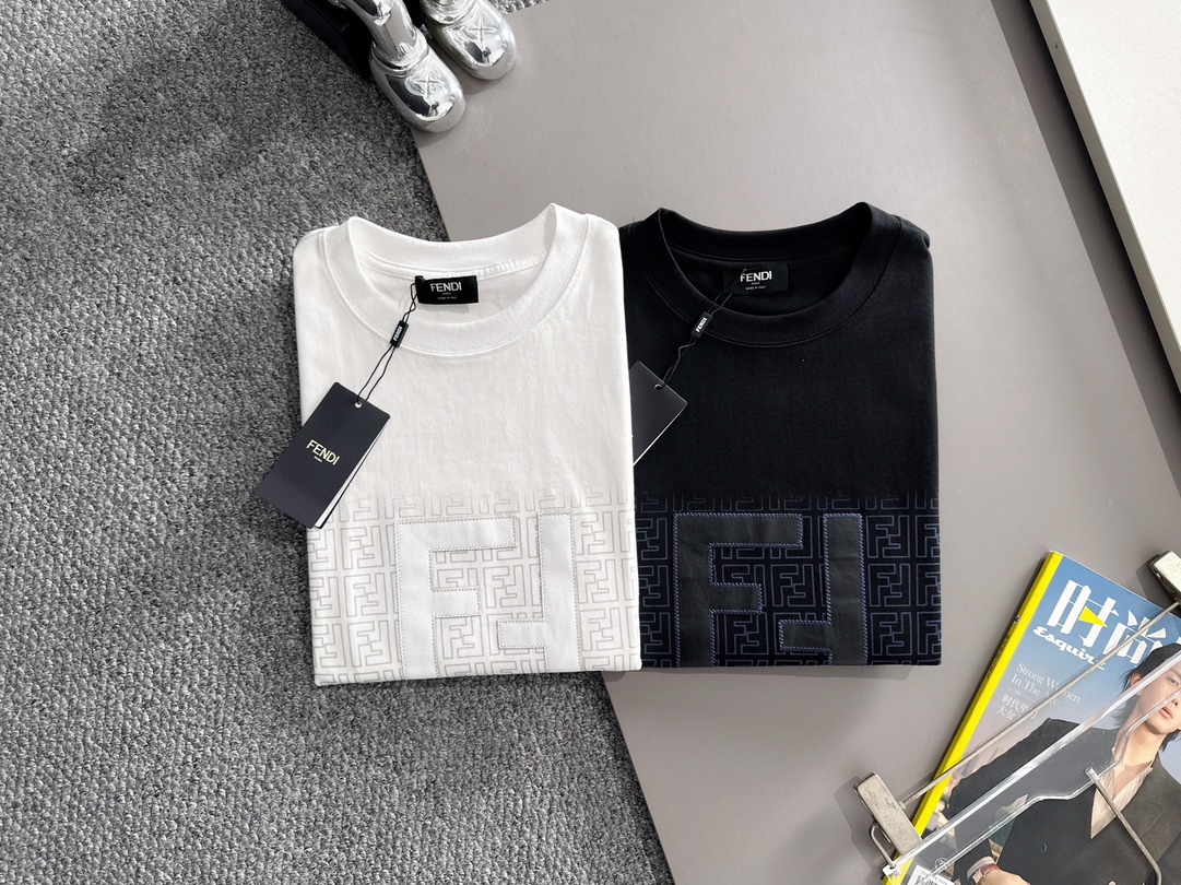 p90 FENDI 芬迪 2026新款 轻奢主义 定制双F皮革颗粒刺绣字母logo 男女同款 短袖t恤
&middot;定制260克100％双纱纯棉面料
&middot;定染32支双股螺纹
&middot;领标吊牌主唛三标齐全
颜色：黑色
尺码：XS S M L